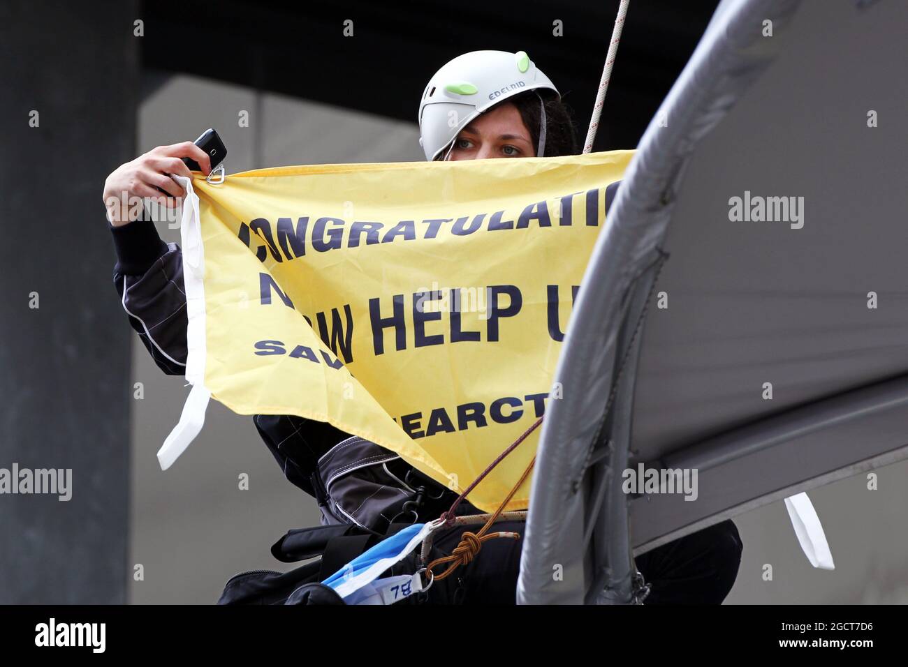 Greenpeace protestiert gegen die Renntitelsponsoren Shell am Podium. Großer Preis von Belgien, Sonntag, 25. August 2013. Spa-Francorchamps, Belgien. Stockfoto