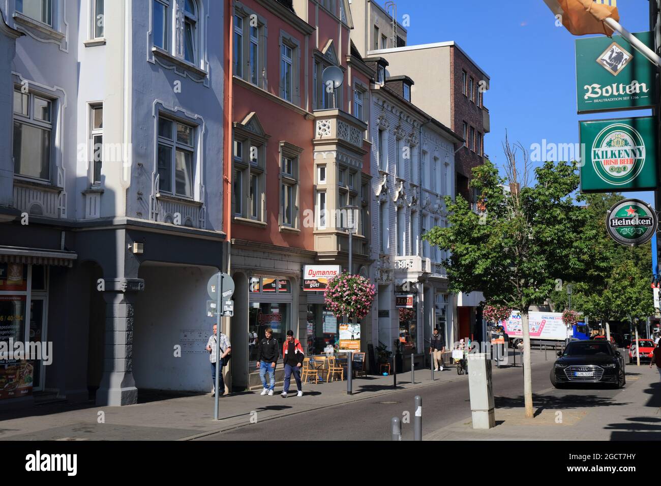 MÖNCHENGLADBACH, DEUTSCHLAND - 18. SEPTEMBER 2020: Menschen besuchen die Innenstadt im Stadtteil Rheydt von Mönchengladbach, einer Großstadt in Nordrhein-Westfalen Stockfoto
