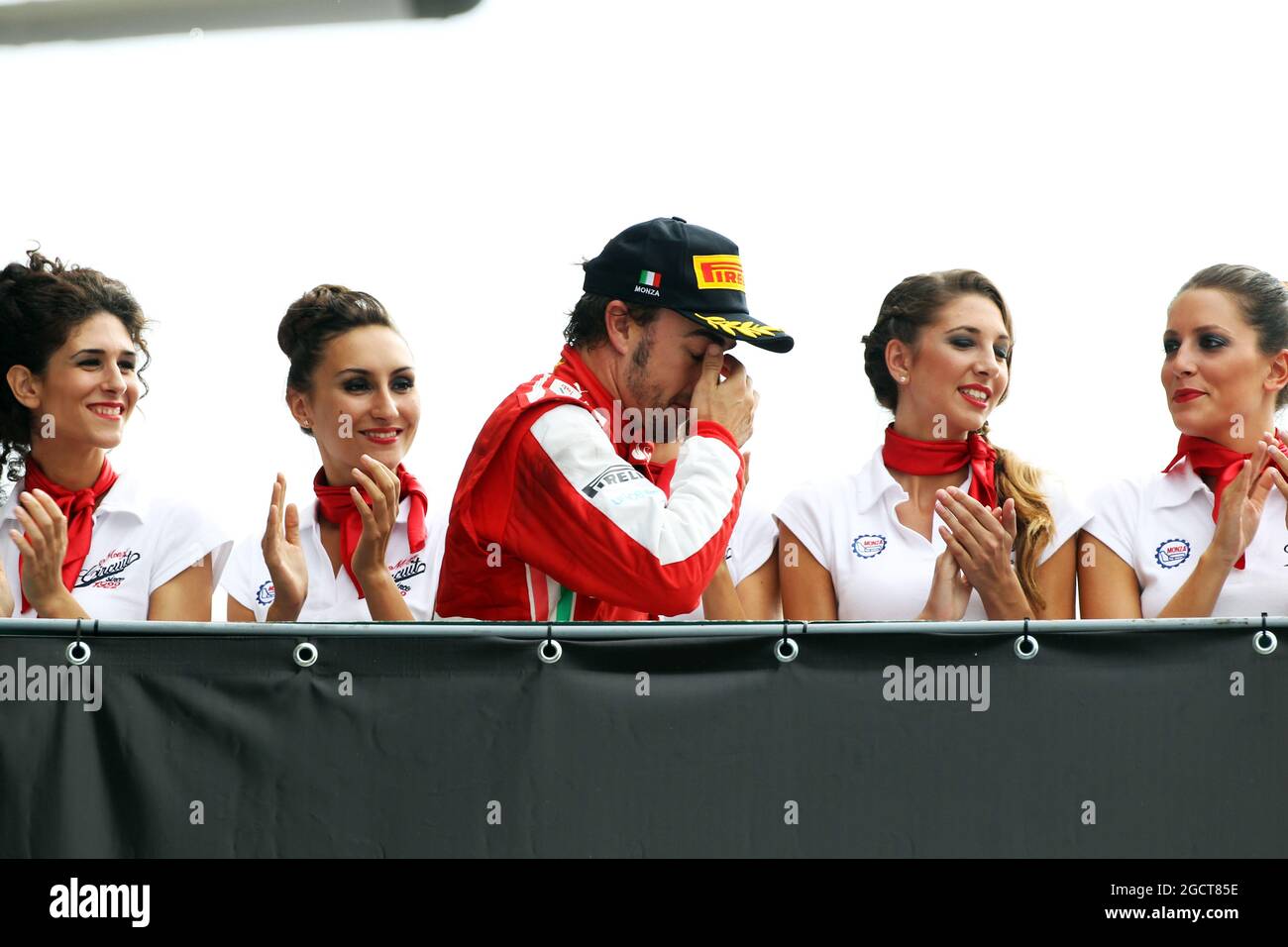 Der zweitplatzierte Fernando Alonso (ESP) Ferrari geht auf das Podium. Großer Preis von Italien, Sonntag, 8. September 2013. Monza Italien. Stockfoto