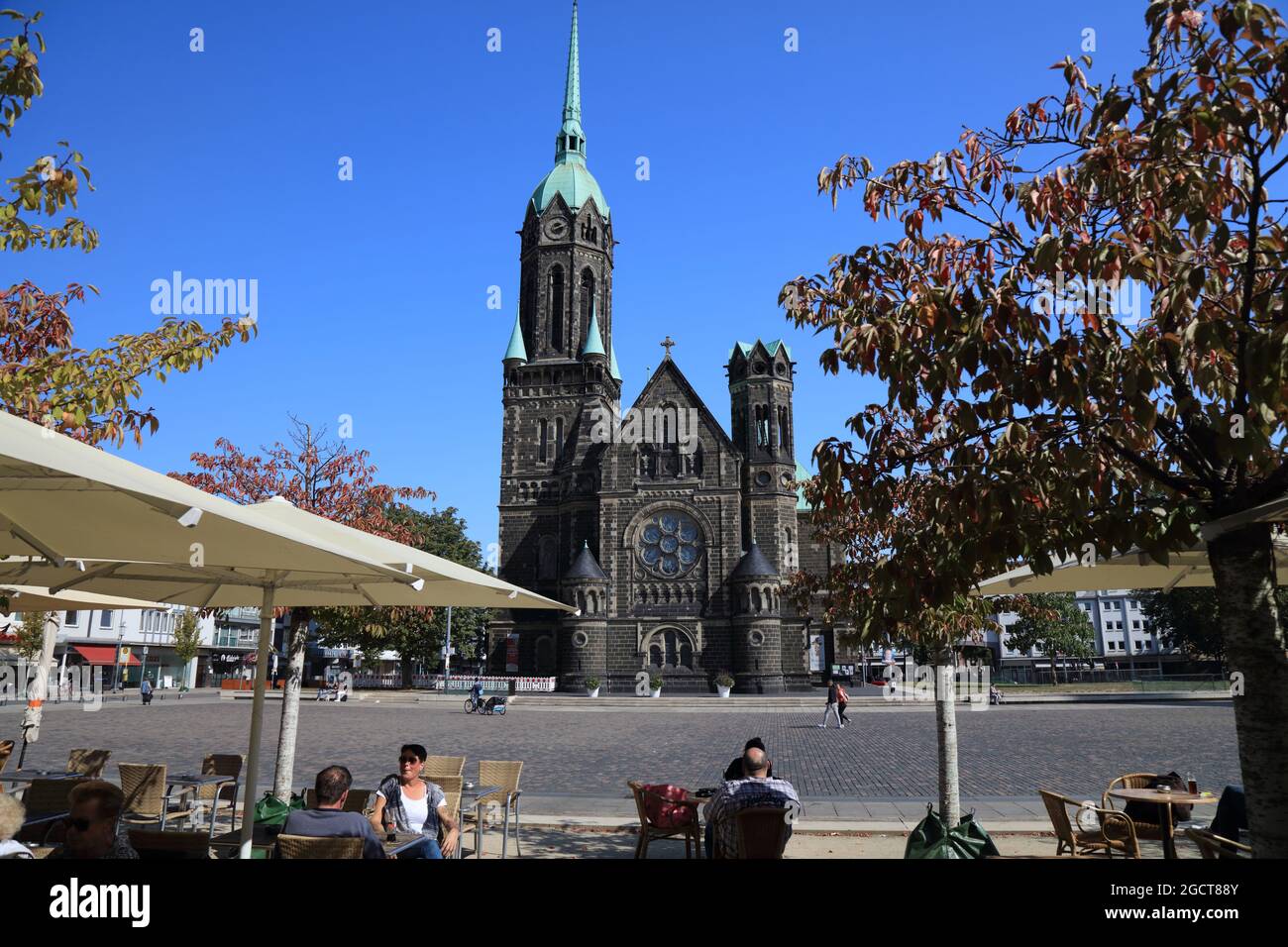 MÖNCHENGLADBACH, DEUTSCHLAND - 18. SEPTEMBER 2020: Menschen besuchen Rheydt Bezirk Mönchengladbach, eine Großstadt in Nordrhein-Westfalen Region Deutschland Stockfoto