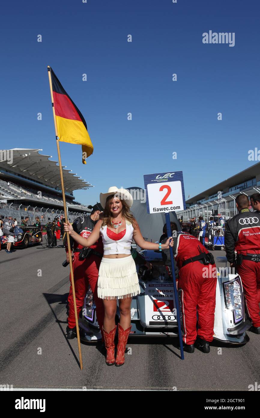 Startgirl für Tom Kristensen (DEN) / Loic Duval (FRA) / Allan McNish (GBR) Audi Sport Team Joest, Audi R18 e-tron quattro. FIA-Langstrecken-Weltmeisterschaft, Runde 5, Sonntag, 22. September 2013. Circuit of the Americas, Austin, Texas, USA. Stockfoto