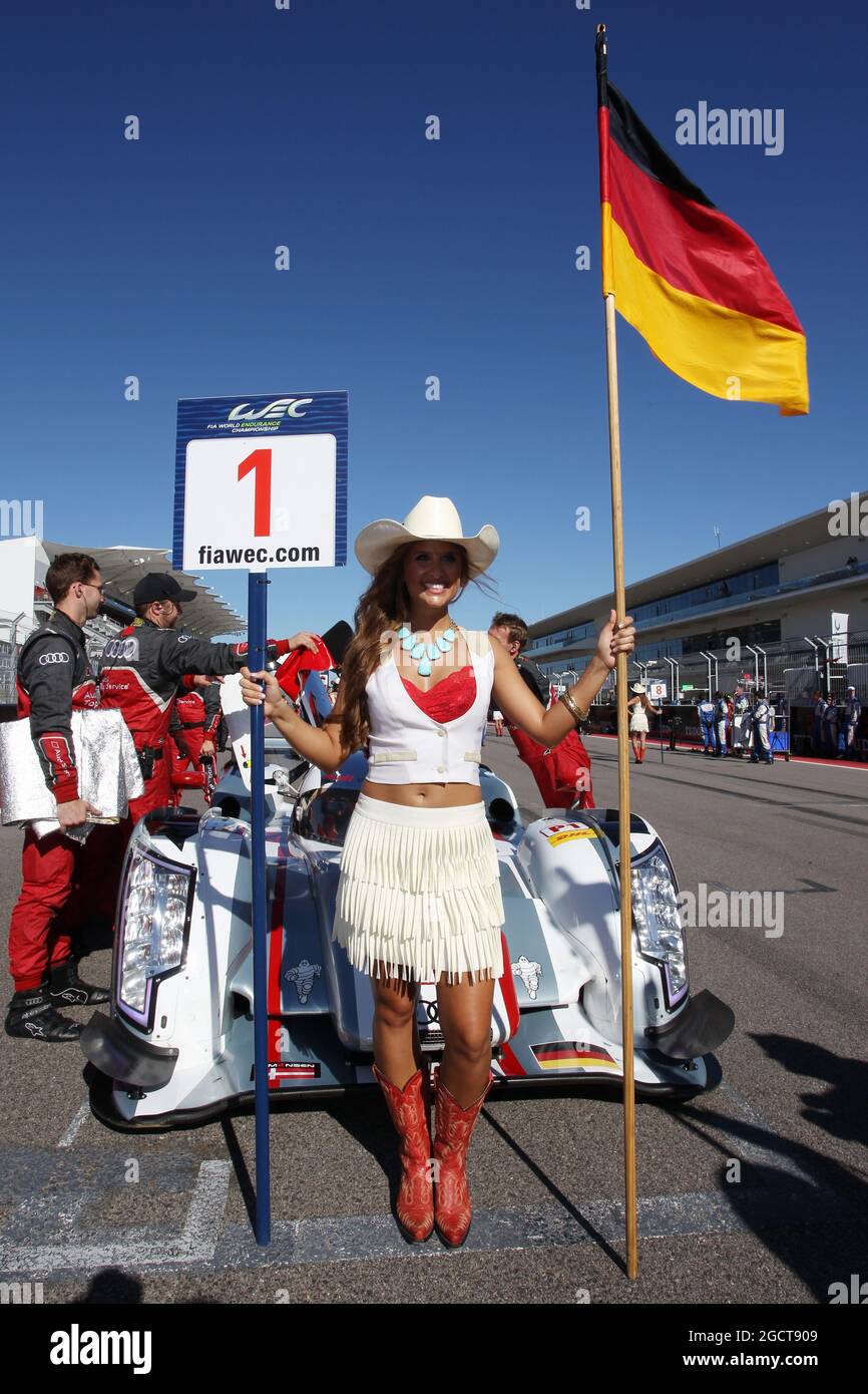 Startgirl für Marcel Fassler (SUI) / Andre Lotterer (GER) / Benoit Treluyer (FRA) Audi Sport Team Joest, Audi R18 e-tron quattro. FIA-Langstrecken-Weltmeisterschaft, Runde 5, Sonntag, 22. September 2013. Circuit of the Americas, Austin, Texas, USA. Stockfoto