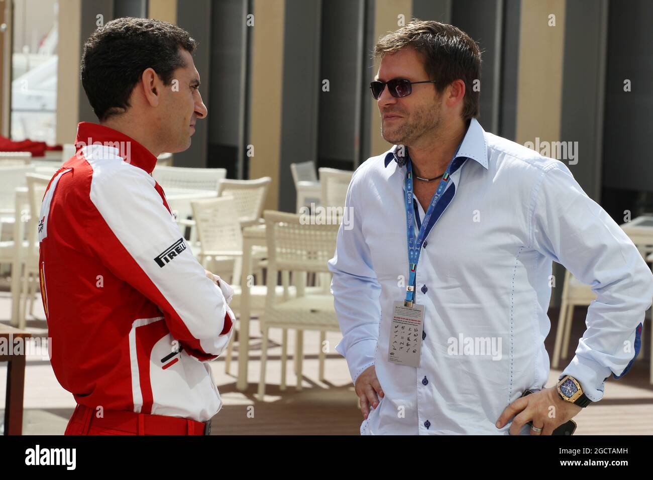 (L bis R): Andrea Stella (ITA) Ferrari Race Engineer mit Dave Robertson (GBR) Driver Manager des Kimi Räikkönen (FIN) Lotus F1 Teams. Abu Dhabi Grand Prix, Freitag, 1. November 2013. Yas Marina Circuit, Abu Dhabi, VAE. Stockfoto