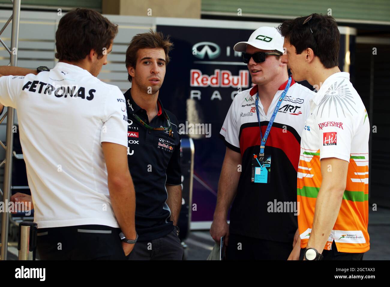 (L bis R): Daniel Juncadella (ESP) Mercedes DTM-Fahrer mit Antonio Felix da Costa (POR) Red Bull Racing Testfahrer; Conor Daly (USA); und James Calado (GBR) Sahara Force India Dritter Fahrer. Abu Dhabi Grand Prix, Samstag, 2. November 2013. Yas Marina Circuit, Abu Dhabi, VAE. Stockfoto