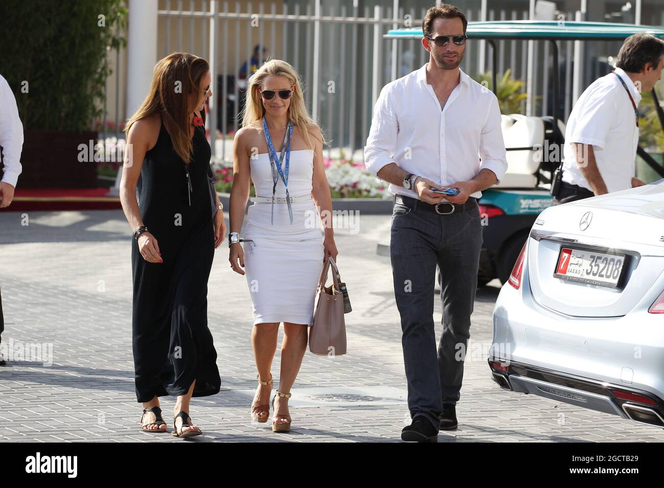 (L bis R): Natalie Pinkham (GBR) Sky Sports-Moderatorin mit Georgie Thompson (GBR), ehemaliger Sky Sports F1-Moderatorin und ihrem Freund Sir Ben Ainslie (GBR) Olympic Sailing Legend. Abu Dhabi Grand Prix, Sonntag, 3. November 2013. Yas Marina Circuit, Abu Dhabi, VAE. Stockfoto