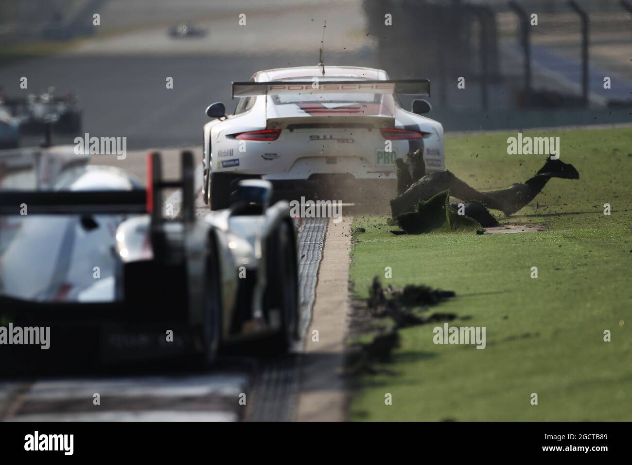 Der Astroturf an der letzten Ecke wird von den Autos zerrissen. FIA-Langstrecken-Weltmeisterschaft, Runde 7, Samstag, 9. November 2013. Shanghai, China. Stockfoto