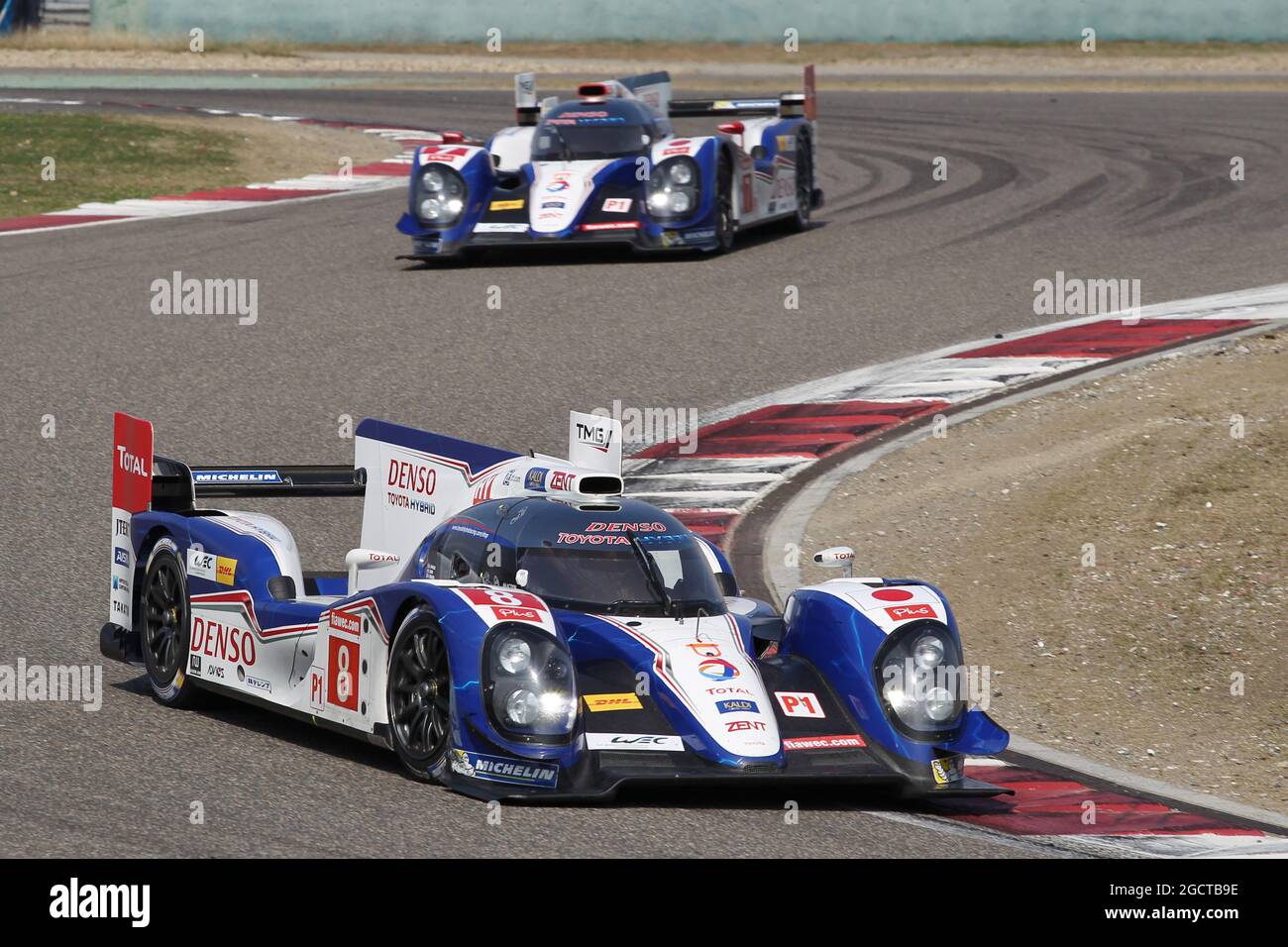 Anthony Davidson (GBR) / Sebastien Buemi (SUI) / Stephane Sarrazin (FRA) Toyota Racing, Toyota TS030, Hybrid führt Alexander Wurz (AUT) / Nicolas Lapierre (FRA) Toyota Racing, Toyota TS030, Hybrid. FIA-Langstrecken-Weltmeisterschaft, Runde 7, Samstag, 9. November 2013. Shanghai, China. Stockfoto