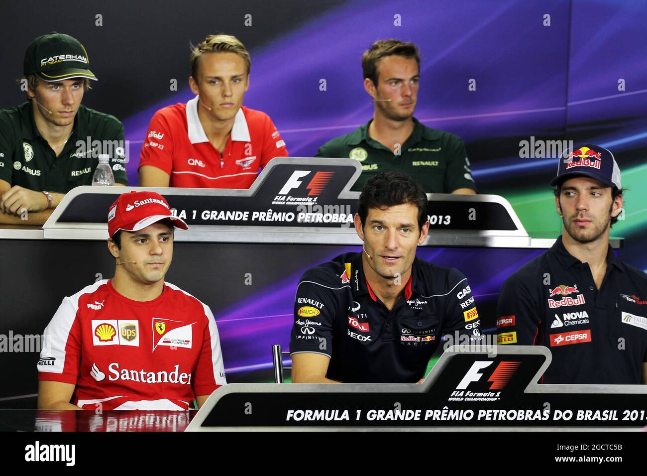 Die FIA-Pressekonferenz (von hinten (L bis R)): Charles Pic (FRA) Caterham; Max Chilton (GBR) Marussia F1 Team; Giedo van der Garde (NLD) Caterham F1 Team; Felipe Massa (BRA) Ferrari; Mark Webber (AUS) Red Bull Racing; Jean-Eric Vergne (FRA) Scuderia Toro Rosso. Großer Preis von Brasilien, Donnerstag, 21. November 2012. Sao Paulo, Brasilien. Stockfoto