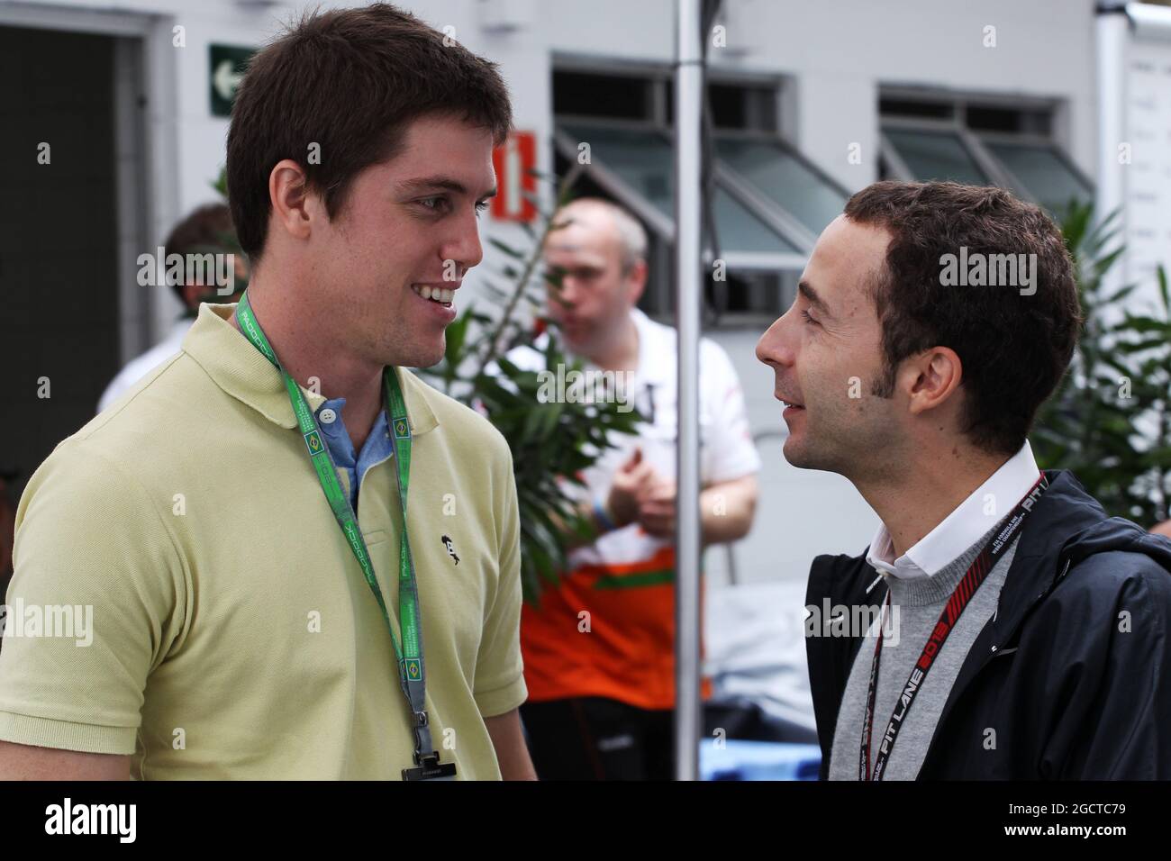 (L bis R): Luiz Razia (BRA) mit Nicolas Todt (FRA) Driver Manager. Großer Preis von Brasilien, Freitag, 22. November 2012. Sao Paulo, Brasilien. Stockfoto