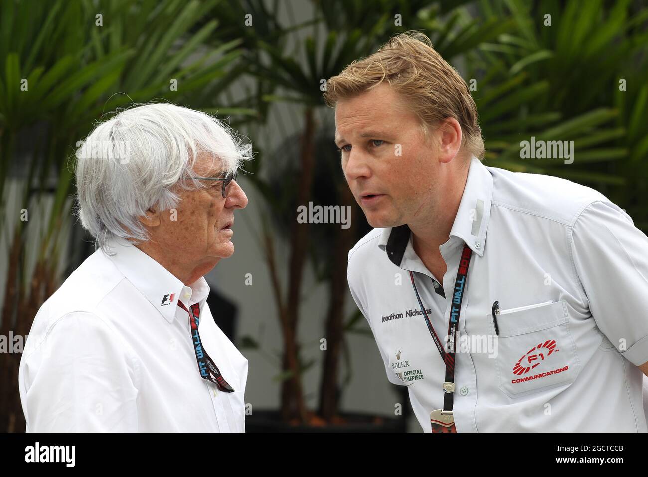 (L bis R): Bernie Ecclestone (GBR), CEO der Formula One Group (FOM), mit Jonathan Jonathan Nichola (GBR), FOM-Fernsehproduzent. Großer Preis von Brasilien, Sonntag, 24. November 2012. Sao Paulo, Brasilien. Stockfoto