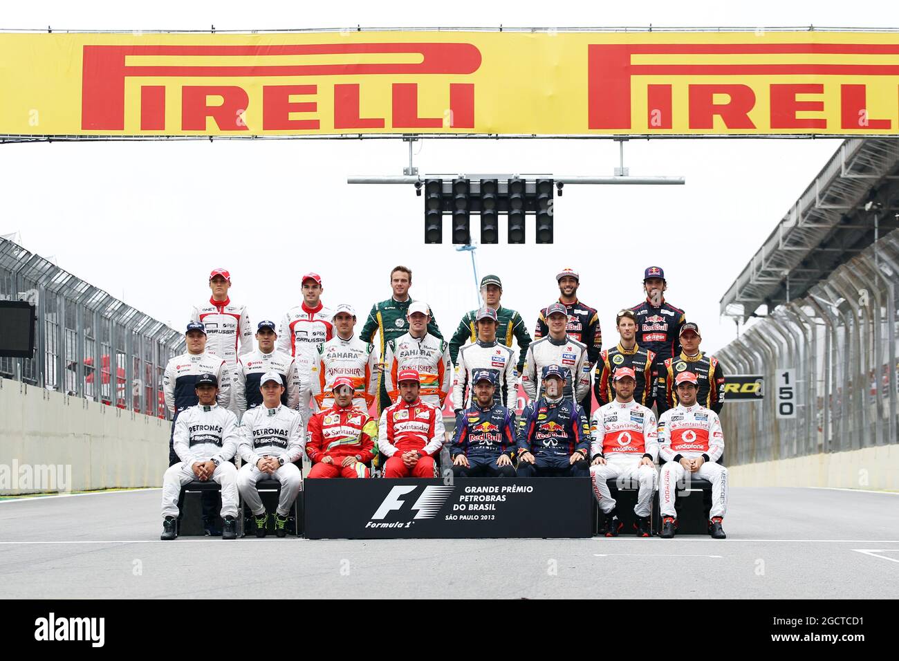 Gruppenfoto der Fahrer zum Saisonende (von hinten (L bis R)): Jules Bianchi (FRA) Marussia F1 Team; Max Chilton (GBR) Marussia F1 Team; Giedo van der Garde (NLD) Caterham F1 Team; Charles Pic (FRA) Caterham; Daniel Ricciardo (AUS) Scuderia Toro Rosso; Jean-Eric Vergne (FRA); Scuderia Valtteri Bottas (FIN) Williams; Pastor Maldonado (VEN) Williams; Adrian Sutil (GER) Sahara Force India F1; Paul di Resta (GBR) Sahara Force India F1; Esteban Gutierrez (MEX) sauber; Nico Hulkenberg (GER) sauber; Romain Grosjean (FRA) Lotus F1 Team; Heikki Kovalainen (Ha) Lotus F1 Team; Lewis Stockfoto