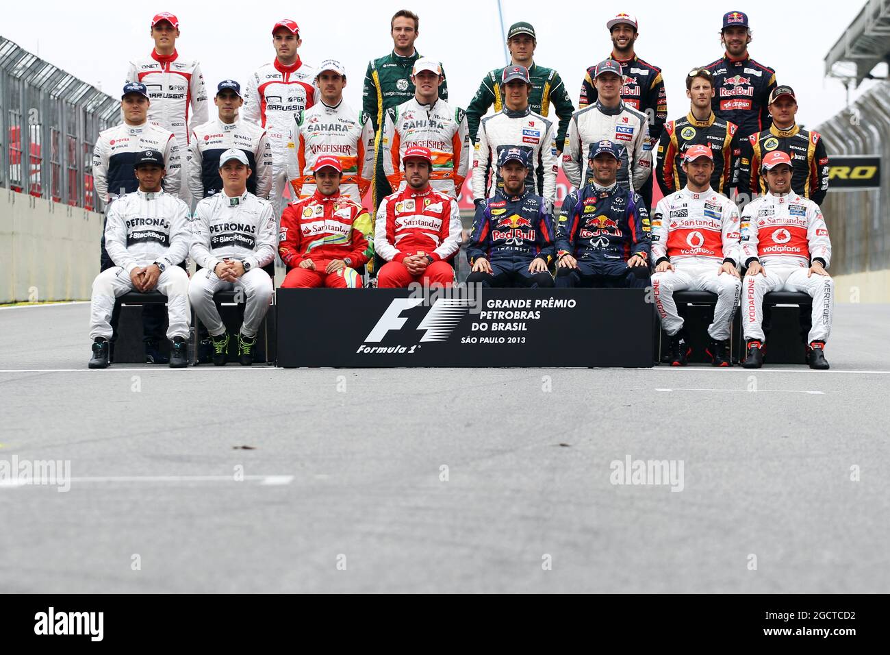 Gruppenfoto der Fahrer zum Saisonende (von hinten (L bis R)): Jules Bianchi (FRA) Marussia F1 Team; Max Chilton (GBR) Marussia F1 Team; Giedo van der Garde (NLD) Caterham F1 Team; Charles Pic (FRA) Caterham; Daniel Ricciardo (AUS) Scuderia Toro Rosso; Jean-Eric Vergne (FRA); Scuderia Valtteri Bottas (FIN) Williams; Pastor Maldonado (VEN) Williams; Adrian Sutil (GER) Sahara Force India F1; Paul di Resta (GBR) Sahara Force India F1; Esteban Gutierrez (MEX) sauber; Nico Hulkenberg (GER) sauber; Romain Grosjean (FRA) Lotus F1 Team; Heikki Kovalainen (Ha) Lotus F1 Team; Lewis Stockfoto