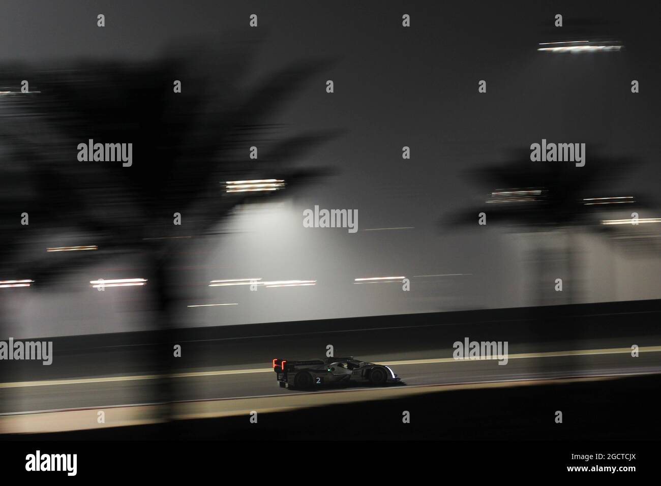 Tom Kristensen (DEN) / Loic Duval (FRA) / Allan McNish (GBR) Audi Sport Team Joest, Audi R18 e-tron quattro. FIA-Langstrecken-Weltmeisterschaft, Runde 8, Donnerstag, 28. November 2013. Sakhir, Bahrain. Stockfoto