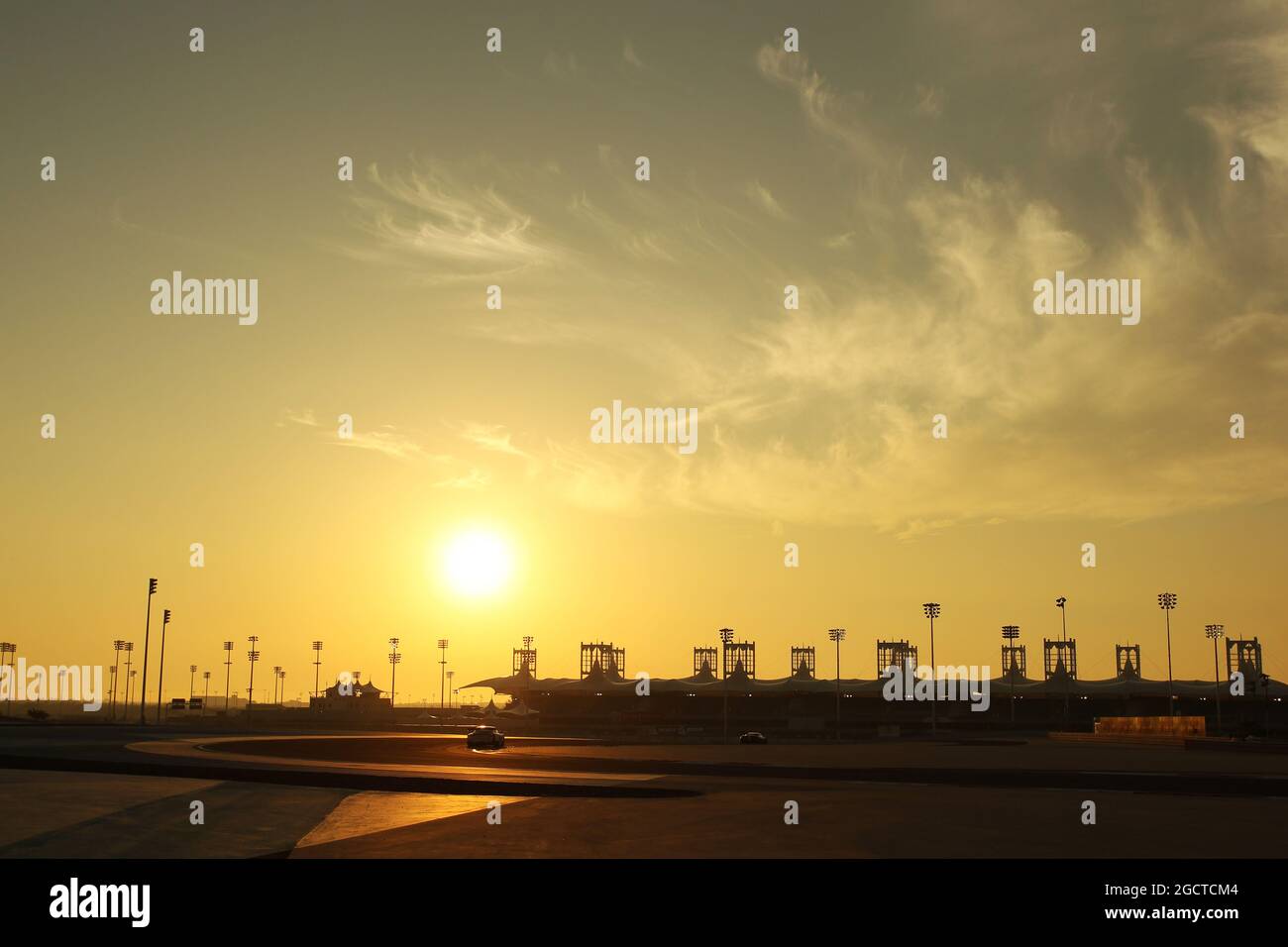 Rennen Action bei Sonnenuntergang. FIA-Langstrecken-Weltmeisterschaft, Runde 8, Samstag, 30. November 2013. Sakhir, Bahrain. Stockfoto