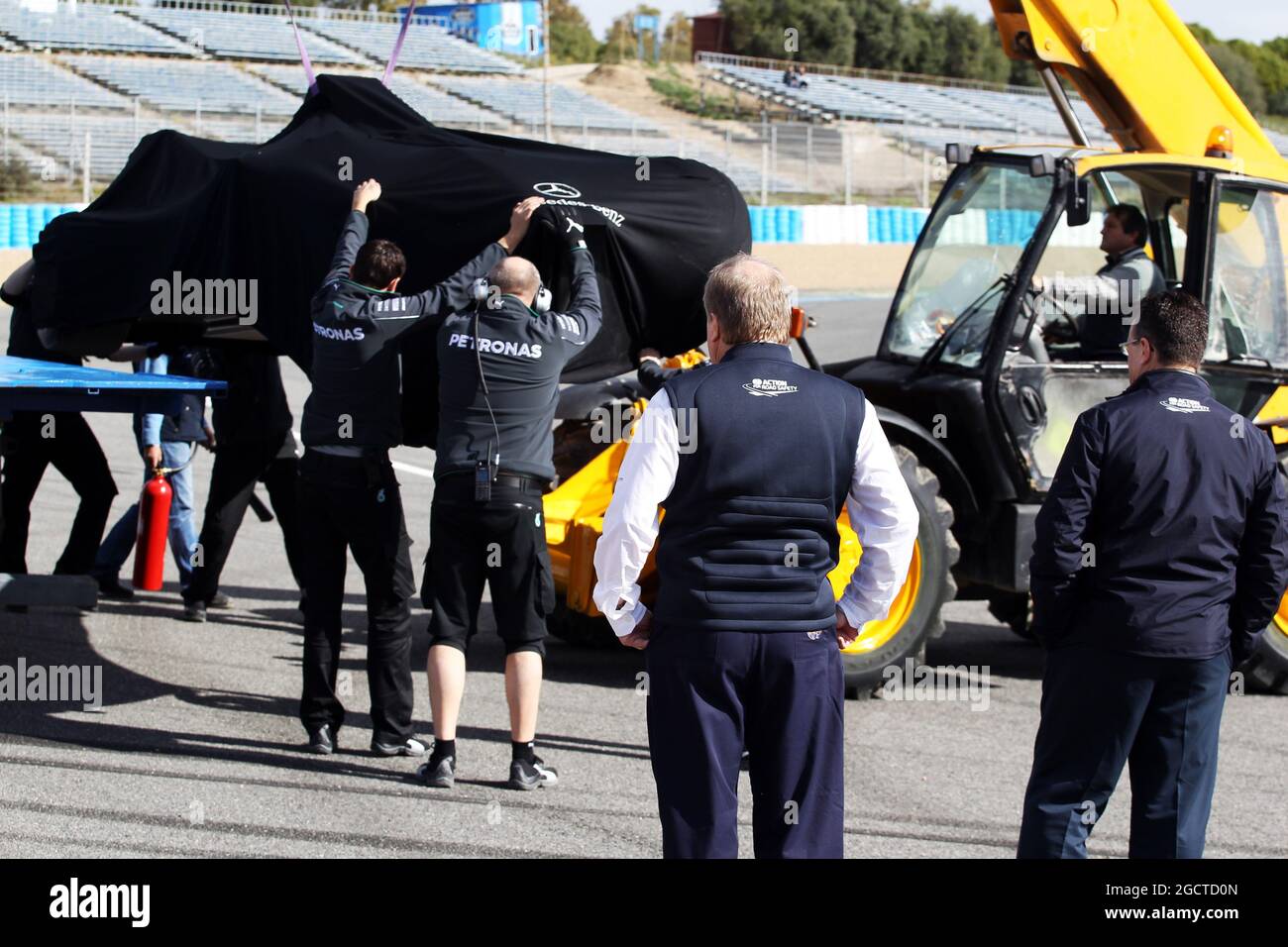 FIA-Delegierte inspizieren die erste Kurve nach dem Absturz von Lewis Hamilton (GBR) Mercedes AMG F1. Formel-1-Tests, erster Tag, Dienstag, 28. Januar 2014. Jerez, Spanien. Stockfoto