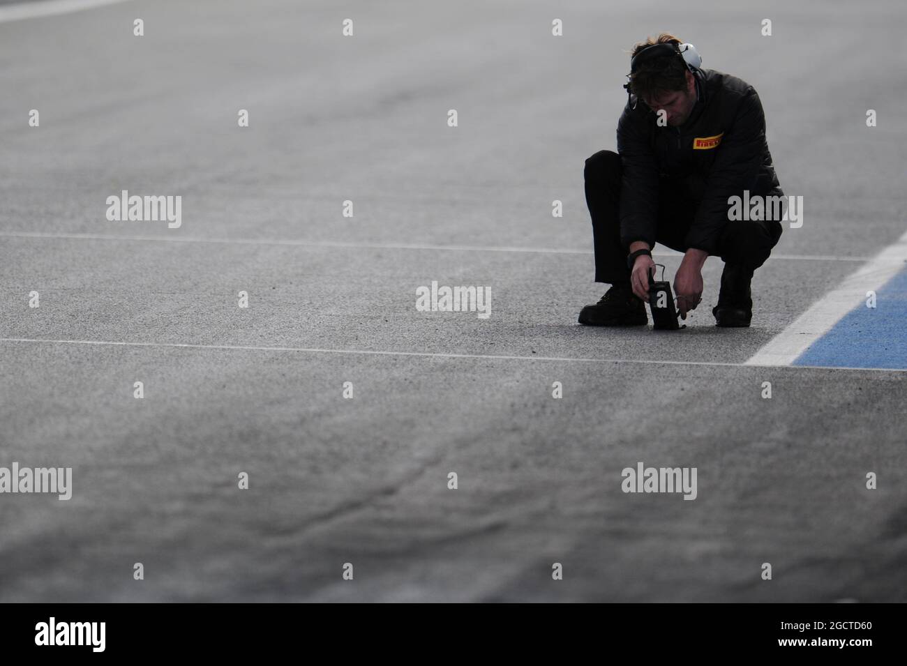 Der Reifenmonteure Pirelli misst die Temperatur auf dem Track. Formel-1-Tests, Tag zwei, Mittwoch, 29. Januar 2014. Jerez, Spanien. Stockfoto