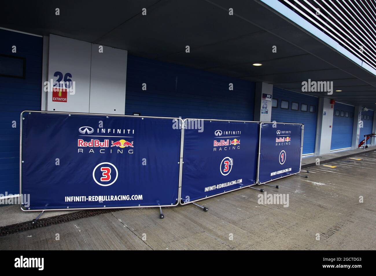 Red Bull Racing hat Garagenläden geschlossen, da die Tests für sie früh enden. Formel-1-Tests, Tag vier, Freitag, 31. Januar 2014. Jerez, Spanien. Stockfoto