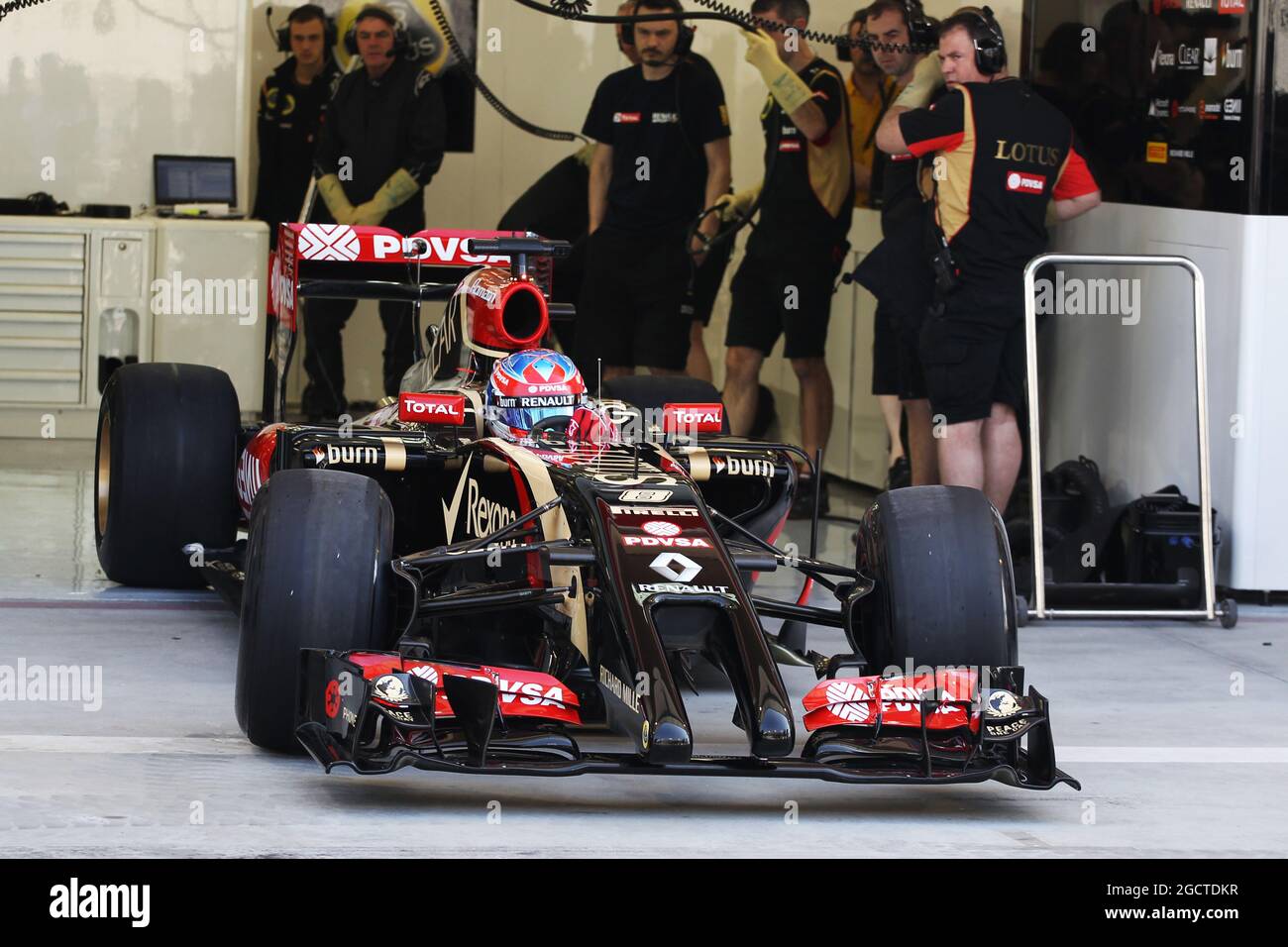 Romain Grosjean (FRA) Lotus F1 E22 verlässt zum ersten Mal die Box. Formel-1-Test, Bahrain Test One, Tag Eins, Mittwoch, 19. Februar 2014. Sakhir, Bahrain. Stockfoto