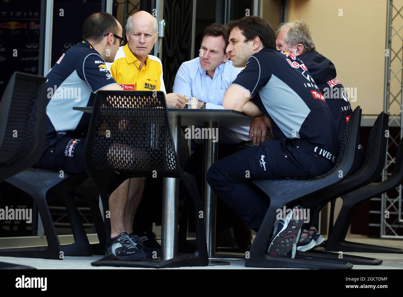 Christian Horner (GBR) Teamchef von Red Bull Racing bei einem Treffen mit Jean-Michel Jalinier (FRA), President und Managing Director von Renault F1 Sport, Dr. Helmut Marko (AUT), Red Bull Motorsport Consultant (ganz rechts) und anderen Mitgliedern des Teams von Red Bull Racing. Formel-1-Test, Bahrain Test One, Tag Eins, Mittwoch, 19. Februar 2014. Sakhir, Bahrain. Stockfoto