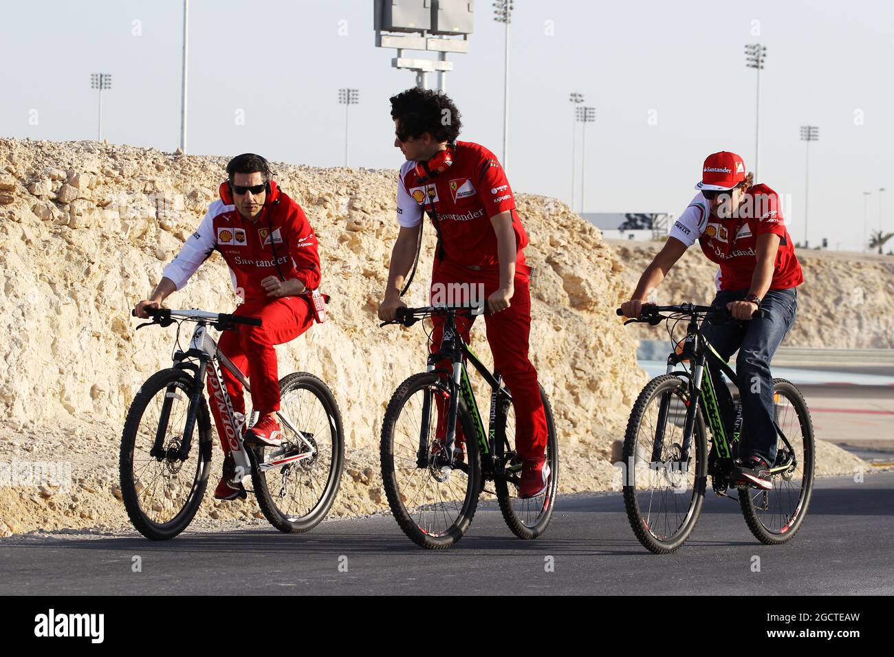 Fernando Alonso (ESP) Ferrari (rechts) fährt auf seinem Fahrrad die Umgehungsstraße um die Rennstrecke. Formel-1-Test, Bahrain-Test zwei, Tag drei, Samstag, 1. Spiel 2014. Sakhir, Bahrain. Stockfoto