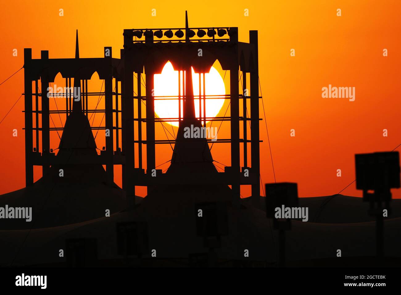 Die Sonne untergeht über der Strecke. Formel-1-Test, Bahrain-Test zwei, Tag drei, Samstag, 1. Spiel 2014. Sakhir, Bahrain. Stockfoto