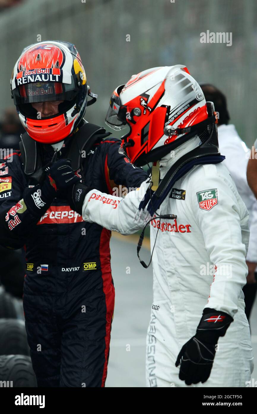 (L bis R): Daniil Kvyat (RUS) Scuderia Toro Rosso feiert in Parc Ferme mit dem GP-Debütanten Kevin Magnussen (DEN) McLaren. Großer Preis von Australien, Samstag, 15. März 2014. Albert Park, Melbourne, Australien. Stockfoto