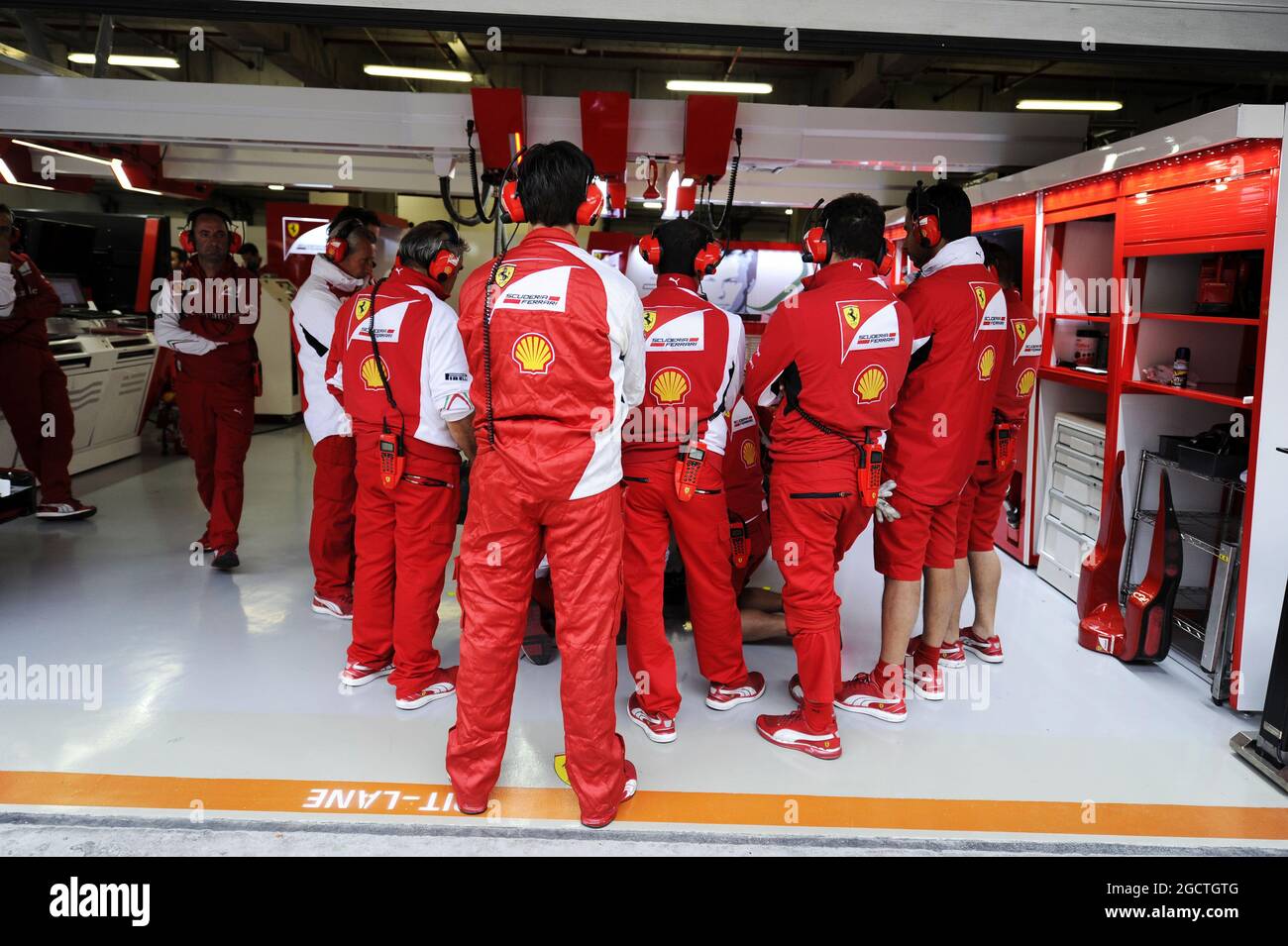 Ferrari-Mechaniker bilden einen menschlichen Schutzschild um den Ferrari F14-T von Kimi Räikkönen (FIN) Ferrari. Großer Preis von China, Freitag, 18. April 2014. Shanghai, China. Stockfoto