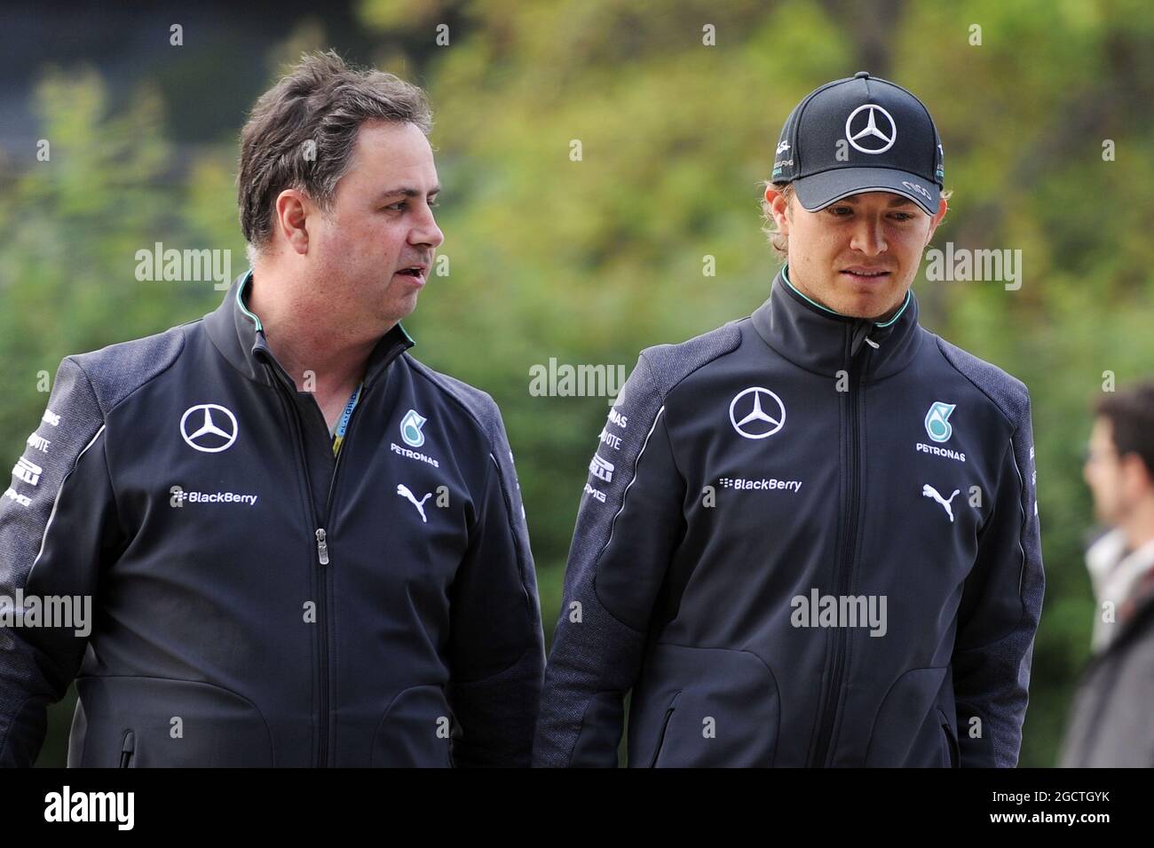 (L bis R): Ron Meadows (GBR) Mercedes GP Team Manager mit Nico Rosberg (GER) Mercedes AMG F1. Großer Preis von China, Freitag, 18. April 2014. Shanghai, China. Stockfoto