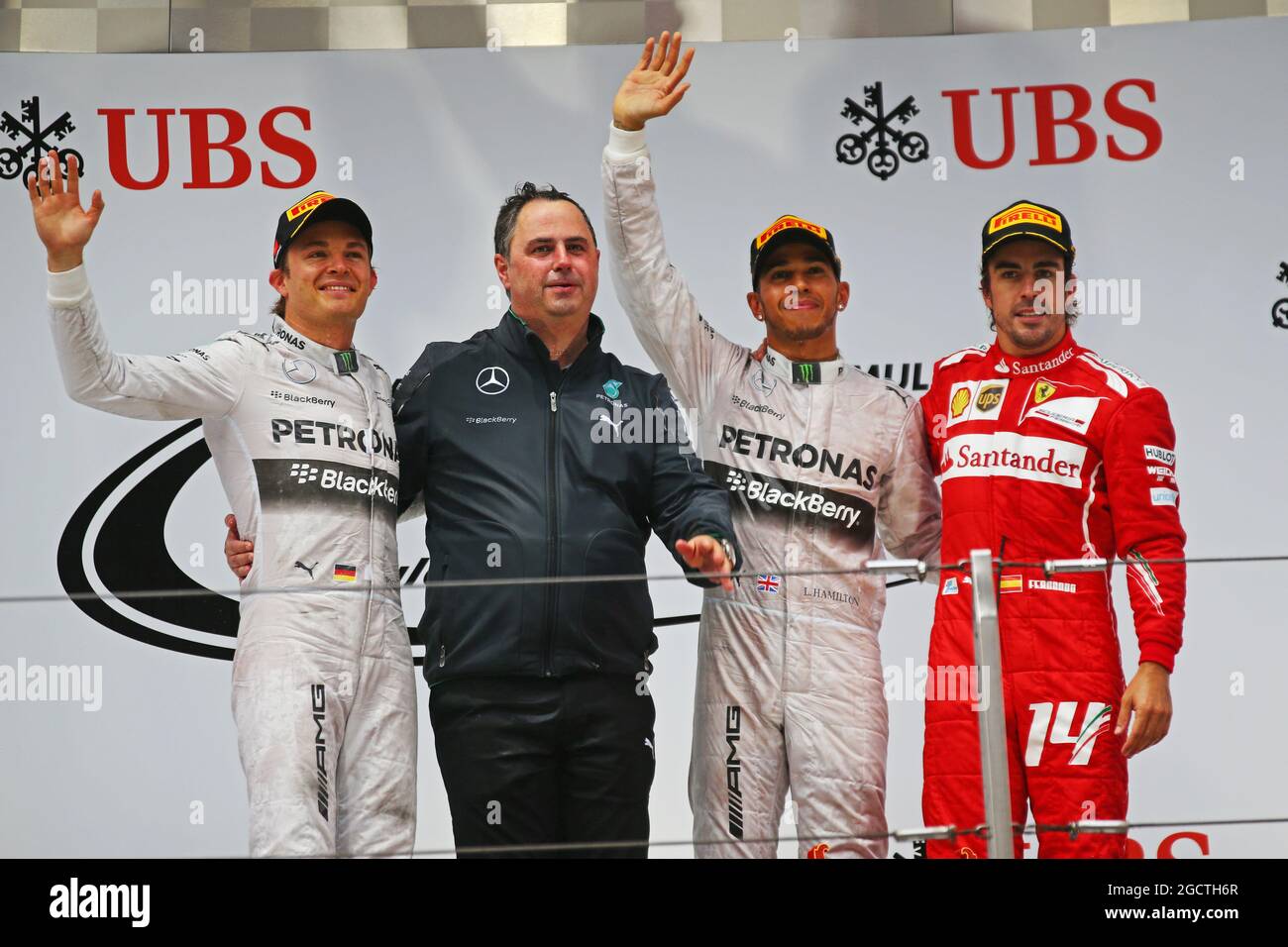 Das Podium (L bis R): Nico Rosberg (GER) Mercedes AMG F1, Zweiter; Ron Meadows (GBR) Mercedes GP Team Manager; Lewis Hamilton (GBR) Mercedes AMG F1, Rennsieger; Fernando Alonso (ESP) Ferrari, Dritter. Großer Preis von China, Sonntag, 20. April 2014. Shanghai, China. Stockfoto
