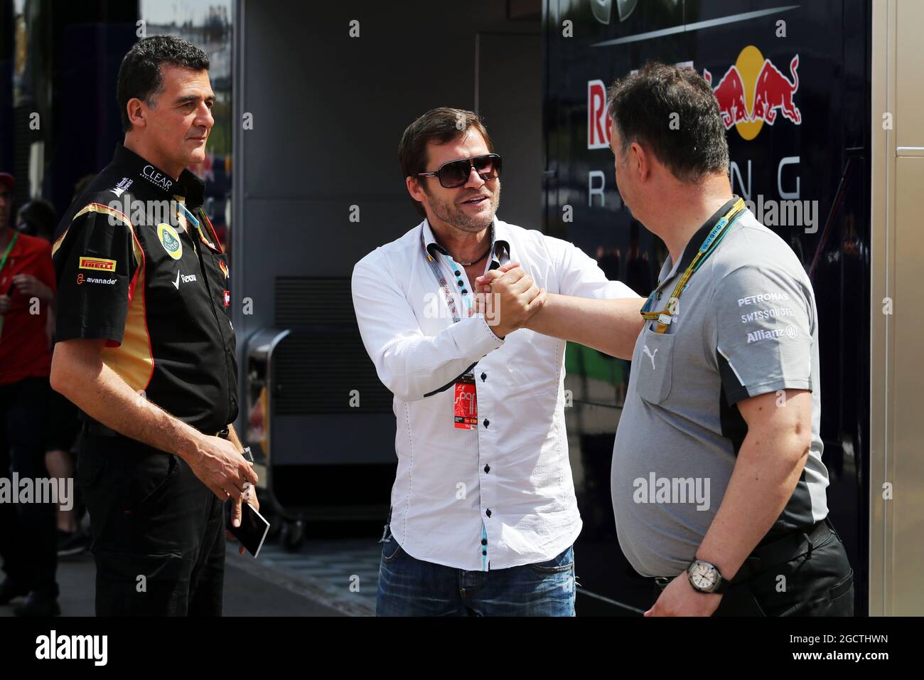 (L bis R): Federico Gastaldi (ARG) Lotus F1 Team Deputy Team Principal mit Steve Robertson (GBR) Driver Manager und Ron Meadows (GBR) Mercedes GP Team Manager. Großer Preis von Spanien, Sonntag, 11. Mai 2014. Barcelona, Spanien. Stockfoto