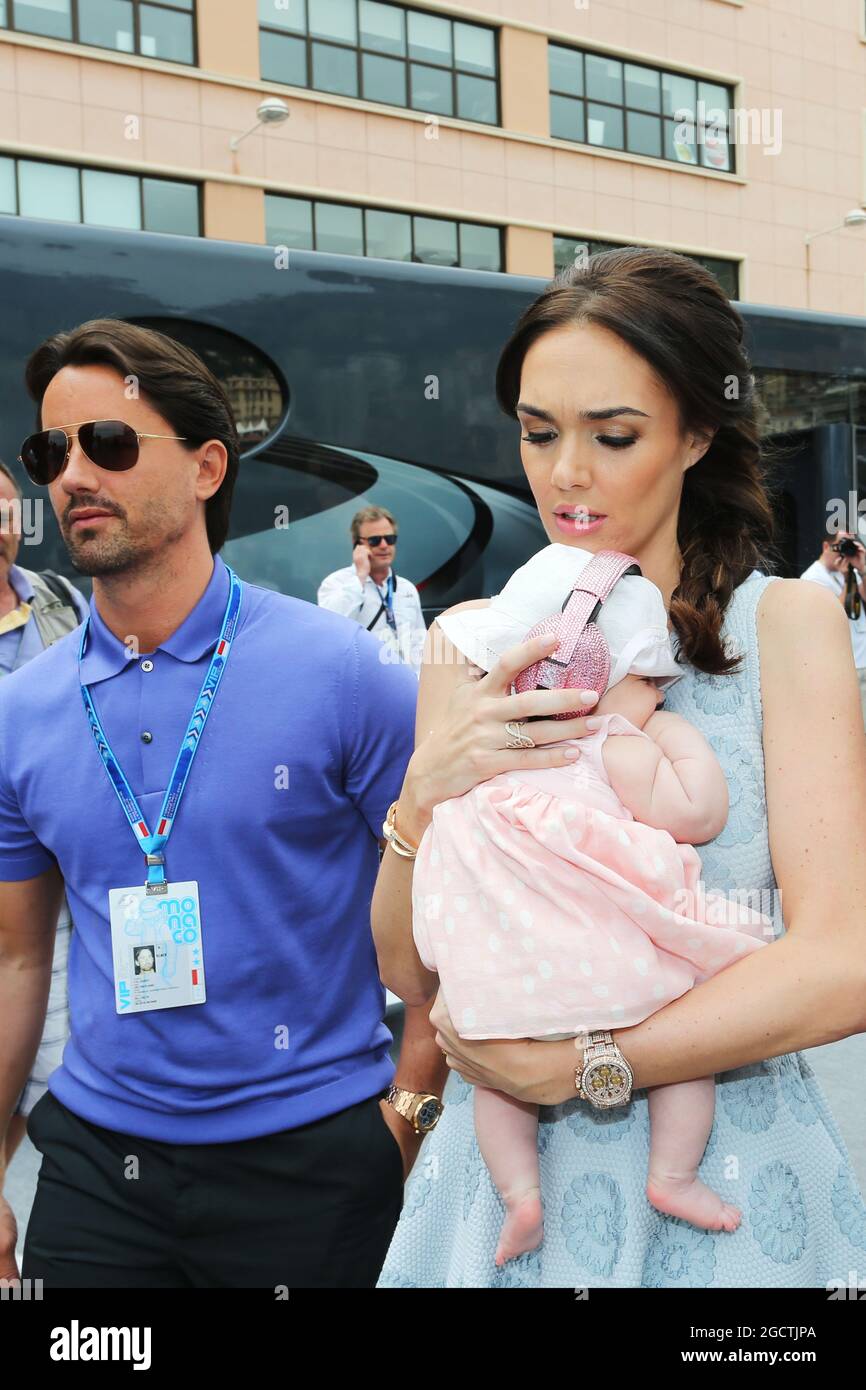 Tamara Ecclestone (GBR) und ihr Ehemann Jay Rutland (GBR) mit ihrer kleinen Tochter Sophie. Großer Preis von Monaco, Sonntag, 25. Mai 2014. Monte Carlo, Monaco. Stockfoto