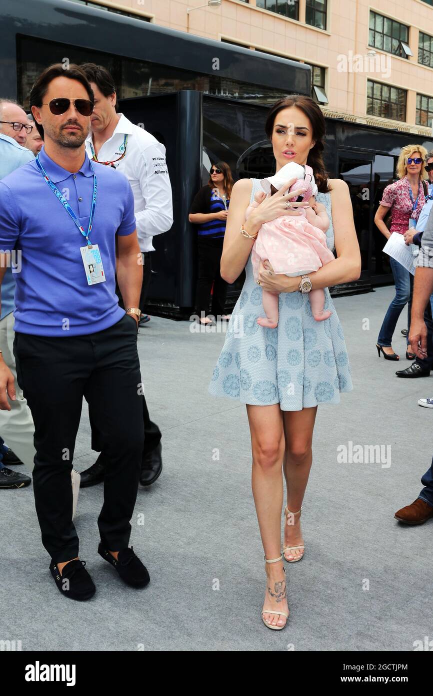 Tamara Ecclestone (GBR) und ihr Ehemann Jay Rutland (GBR) mit ihrer kleinen Tochter Sophie. Großer Preis von Monaco, Sonntag, 25. Mai 2014. Monte Carlo, Monaco. Stockfoto