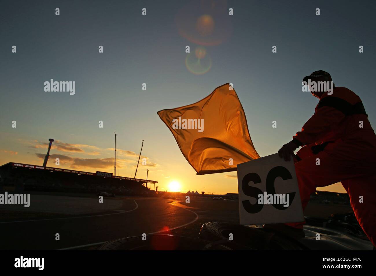Szenische Action, wenn die Sonne untergeht und das Safety Car draußen ist. FIA-Langstrecken-Weltmeisterschaft, 24 Stunden von Le Mans, Rennen, Samstag, 14. Juni 2014. Le Mans, Frankreich. Stockfoto