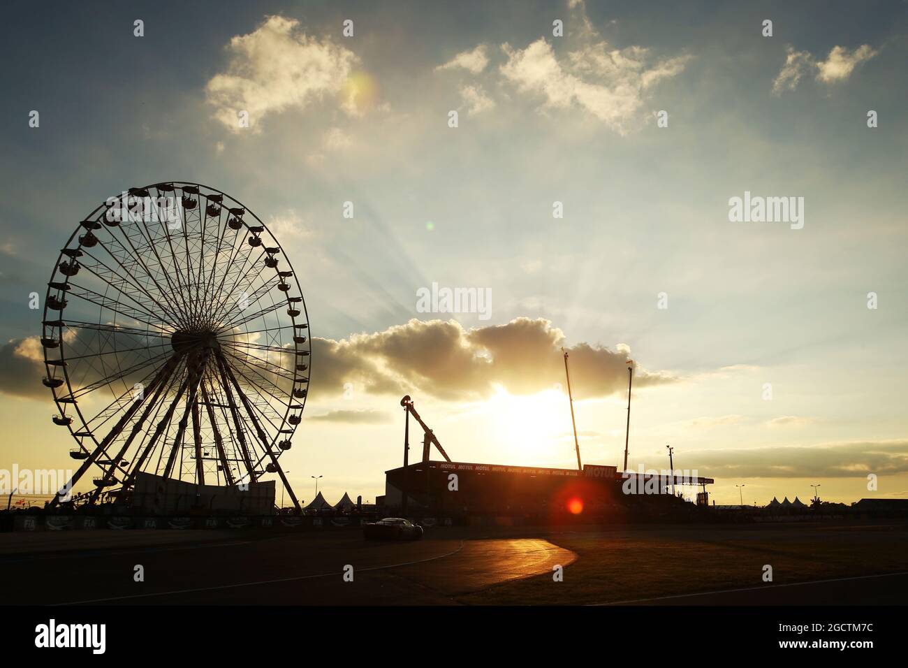 Szenische Action bei Sonnenuntergang. FIA-Langstrecken-Weltmeisterschaft, 24 Stunden von Le Mans, Rennen, Samstag, 14. Juni 2014. Le Mans, Frankreich. Stockfoto