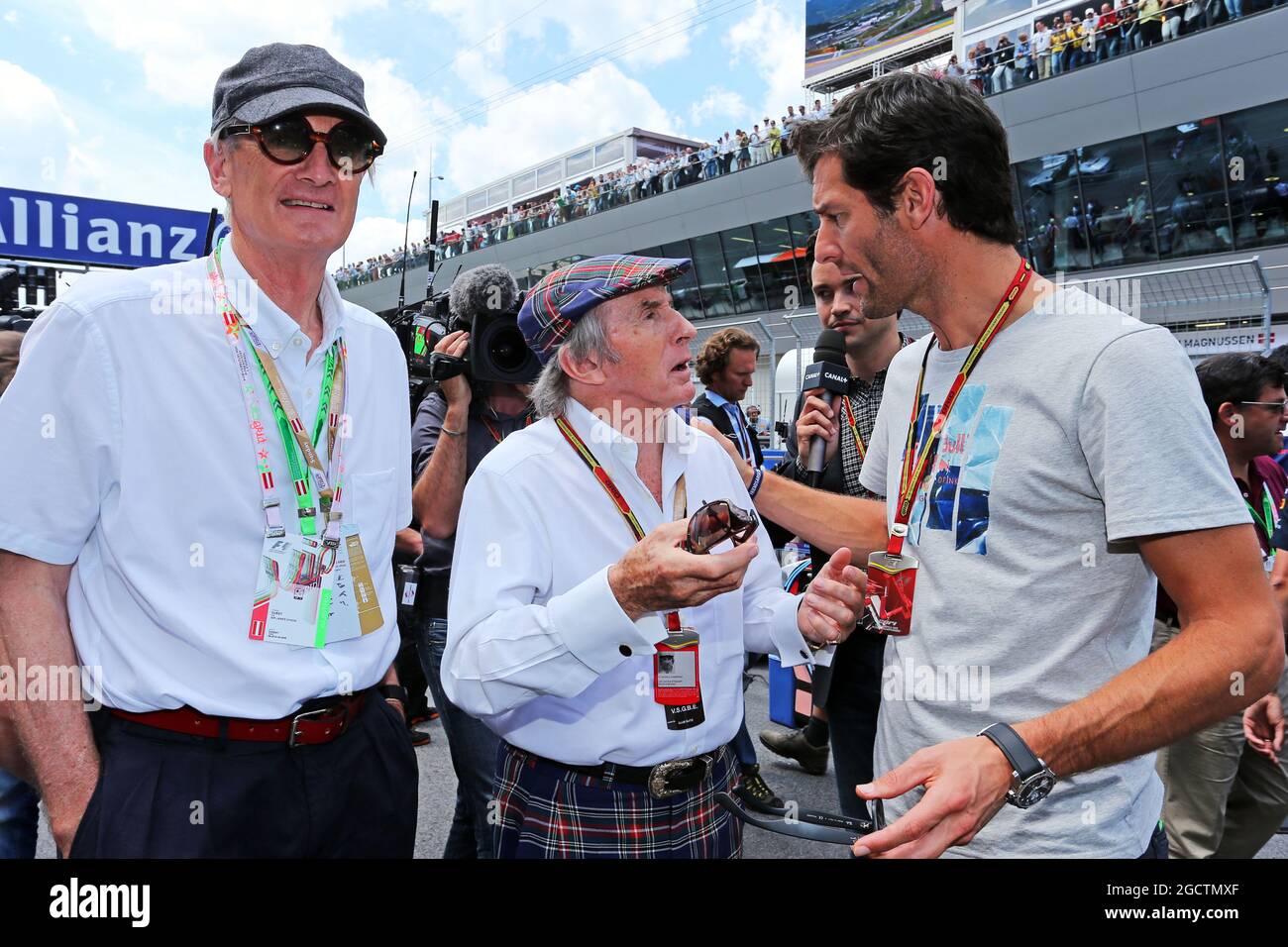 (L bis R): Sir James Dyson (GBR) Inventor (Mitte) mit Jackie Stewart (GBR) und Mark Webber (AUS) Porsche Team WEC Driver am Start. Großer Preis von Österreich, Sonntag, 22. Juni 2014. Spielberg, Österreich. Stockfoto