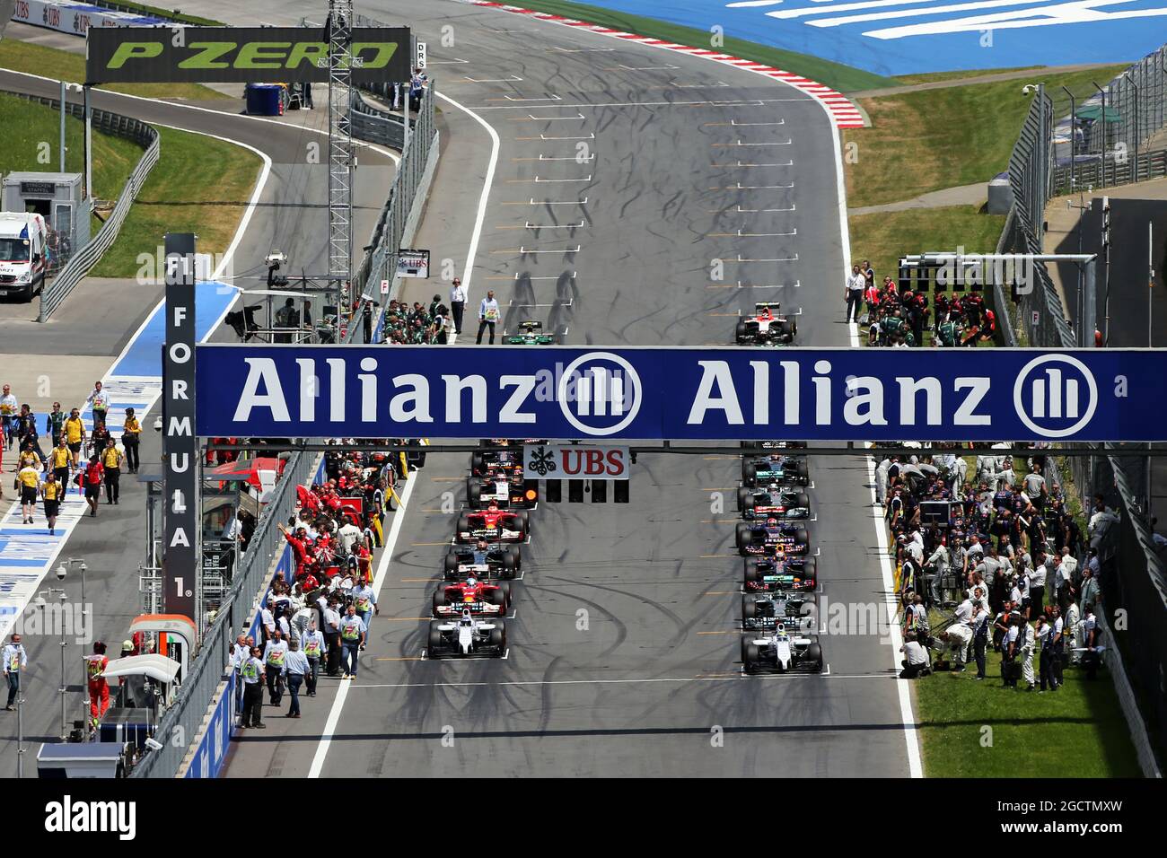 Das Startfeld vor dem Start des Rennens. Großer Preis von Österreich, Sonntag, 22. Juni 2014. Spielberg, Österreich. Stockfoto