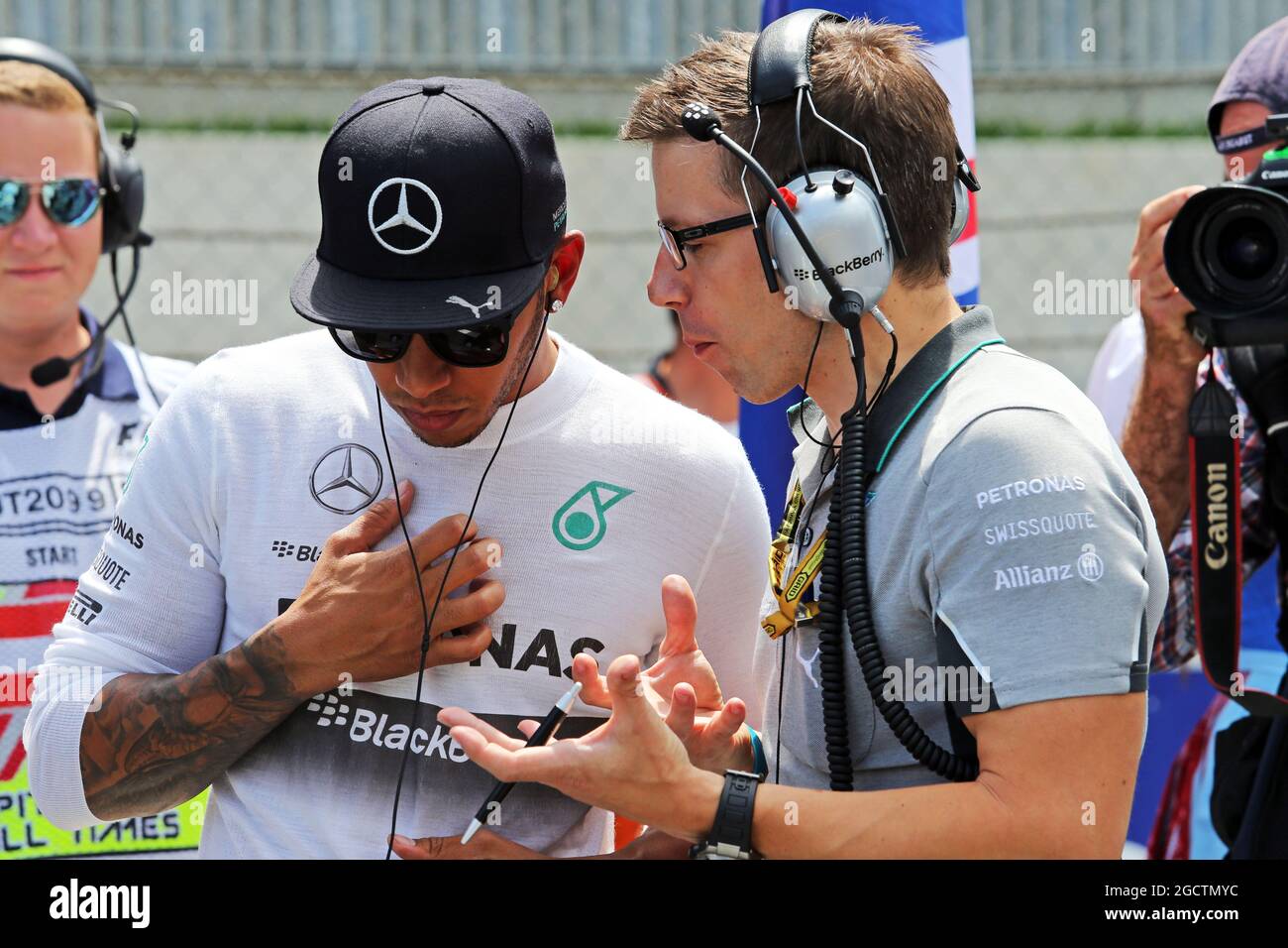 Lewis Hamilton (GBR) Mercedes AMG F1 am Start mit Peter Bonnington (GBR) Mercedes AMG F1 Race Engineer. Großer Preis von Österreich, Sonntag, 22. Juni 2014. Spielberg, Österreich. Stockfoto