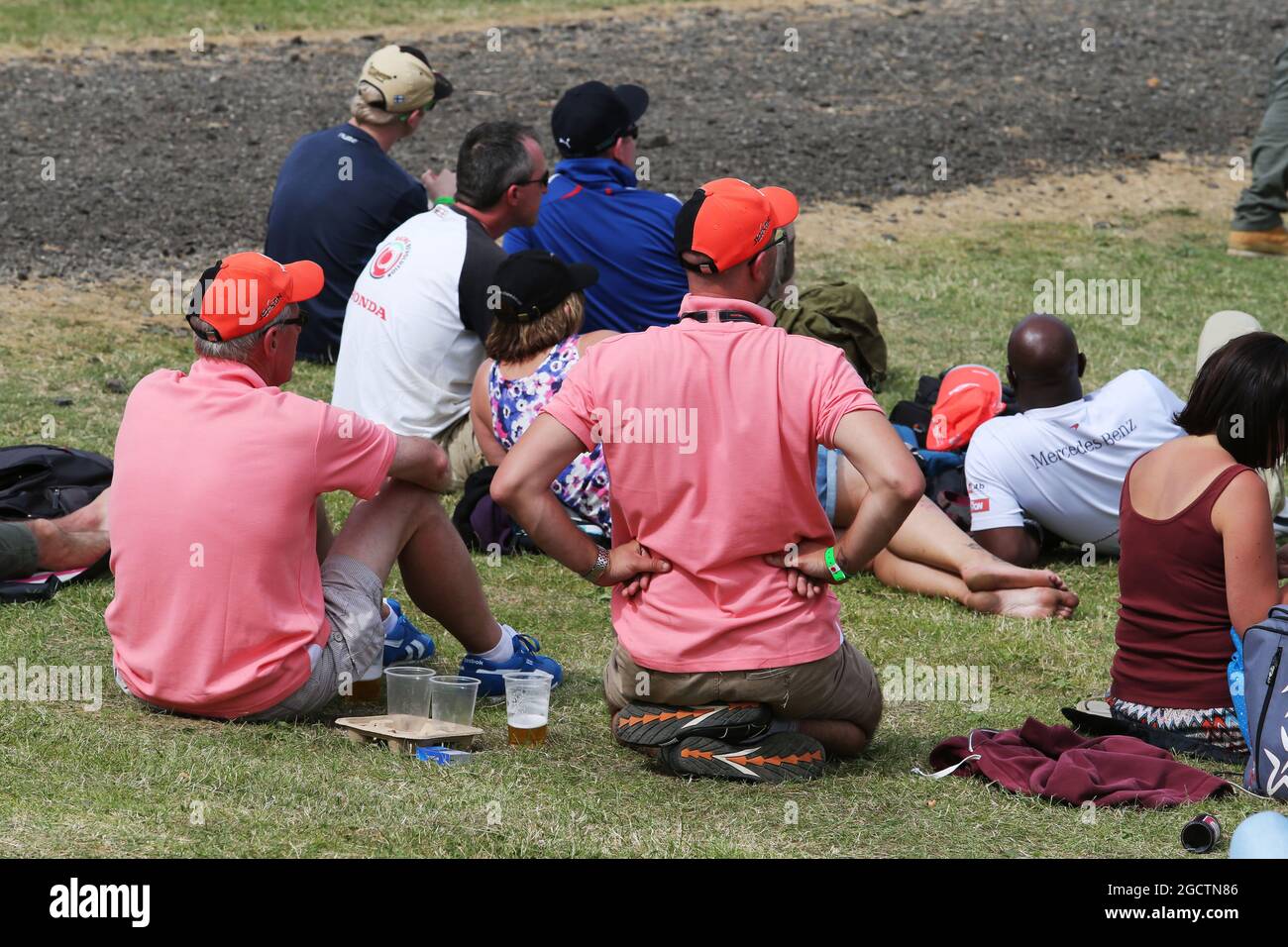 Fans in Pink für Papa, zu Ehren des verstorbenen John Button (GBR), Vater von Jenson Button (GBR) McLaren. Großer Preis von Großbritannien, Freitag, 4. Juli 2014. Silverstone, England. Stockfoto