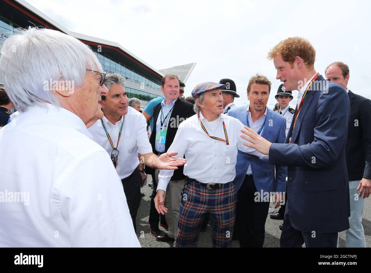 (L bis R): Bernie Ecclestone (GBR) mit Pasquale Lattuneddu (ITA) vom FOM; Jackie Stewart (GBR) und HRH Prince Harry (GBR) am Start. Großer Preis von Großbritannien, Sonntag, 6. Juli 2014. Silverstone, England. Stockfoto