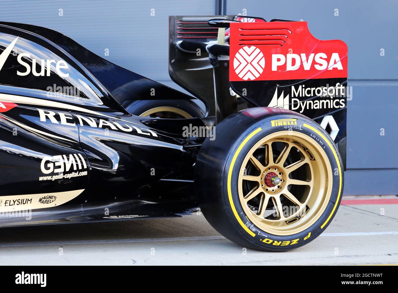 Der Lotus F1 E22 mit neuen 18 Zoll Pirelli Reifen und Felgen. Formula One  Testing, Mittwoch, 9. Juli 2014. Silverstone, England Stockfotografie -  Alamy