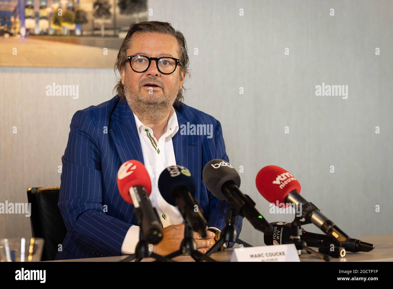 Der belgische Geschäftsmann Marc Coucke hat sich bei einer Pressekonferenz der Betriebe Scorpiaux und Alychlo über die Übernahme des Hotels La Reserve in Knokk ein Bild gemacht Stockfoto