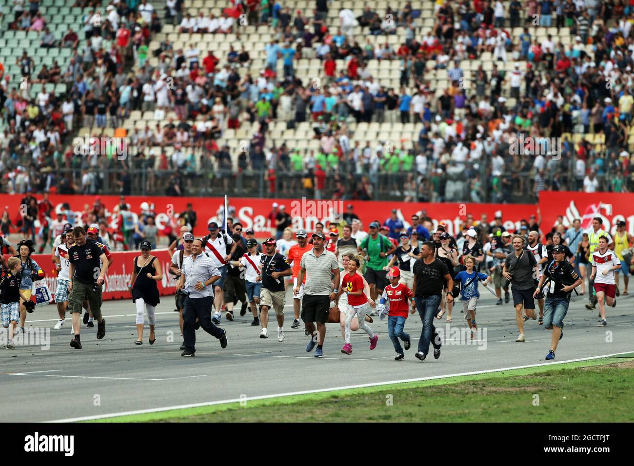 Fans dringen am Ende des Rennens in die Rennstrecke ein. Großer Preis von Deutschland, Sonntag, 20. Juli 2014. Hockenheim, Deutschland. Stockfoto