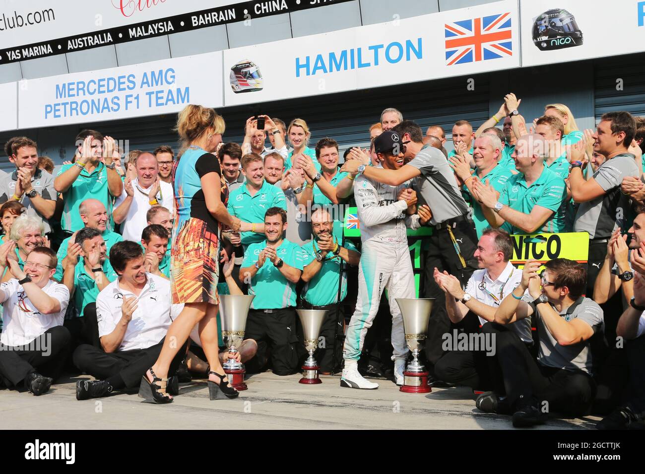 Rennsieger Lewis Hamilton (GBR) Mercedes AMG F1 feiert mit seiner Stiefmutter Linda Hamilton und dem Team. Großer Preis von Italien, Sonntag, 7. September 2014. Monza Italien. Stockfoto