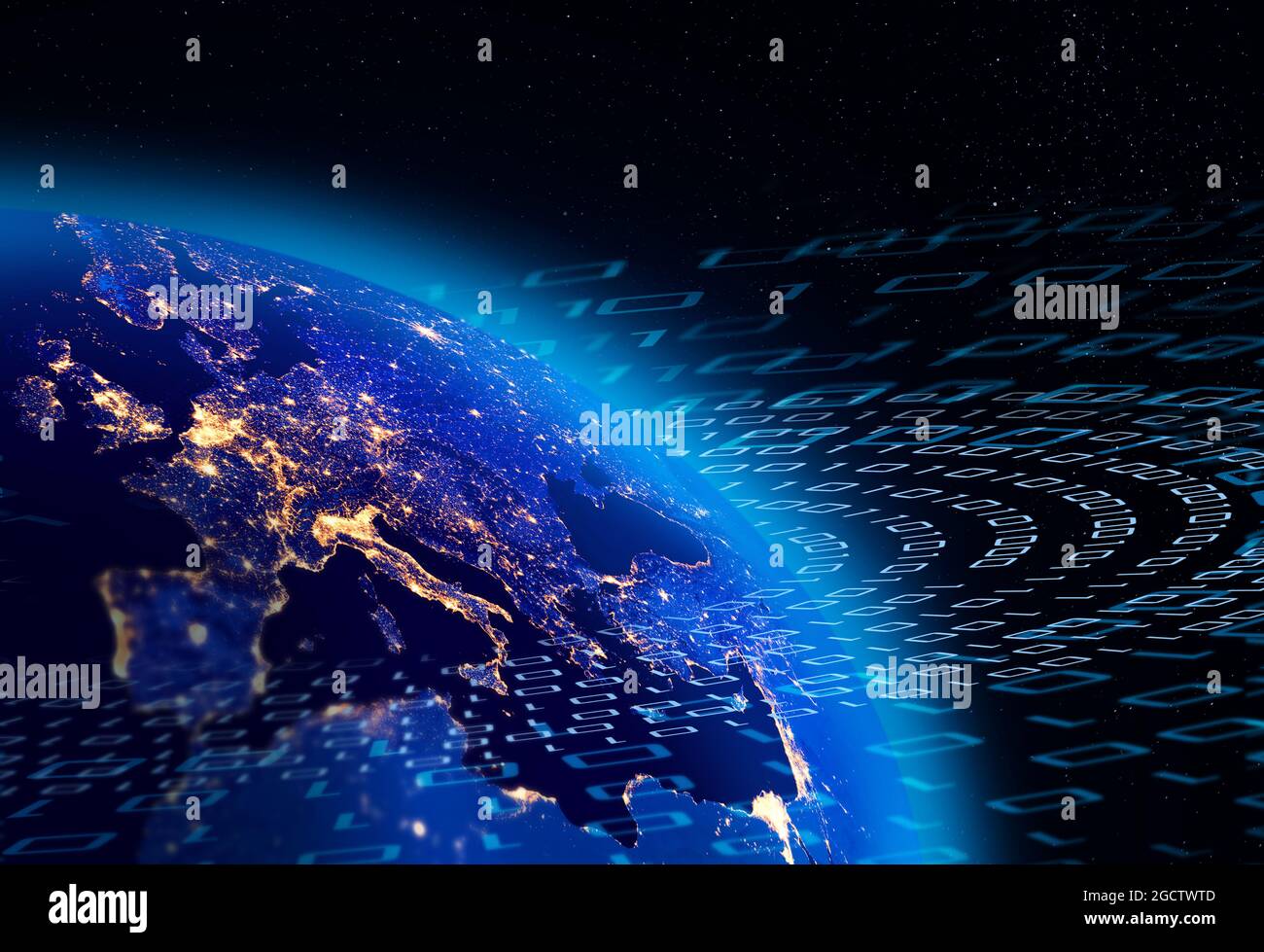 Binäre Daten fließen um den Planeten Erde, europäische Stadtlichter sind sichtbar. Digitales Kommunikationskonzept. Einige Elemente des Bildes, die von der NASA eingerichtet wurden. Stockfoto