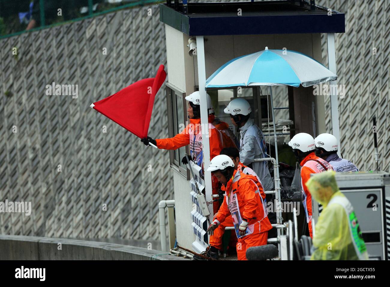 Die roten Fahnen werden von den Marschalls gewunken, während das Rennen gestoppt wird. Großer Preis von Japan, Sonntag, 5. Oktober 2014. Suzuka, Japan. Stockfoto