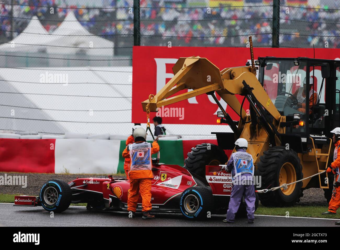 Marschalls holen den Ferrari F14-T des Rennpensionisten Fernando Alonso (ESP) Ferrari mit einem Bagger zurück. Großer Preis von Japan, Sonntag, 5. Oktober 2014. Suzuka, Japan. Stockfoto