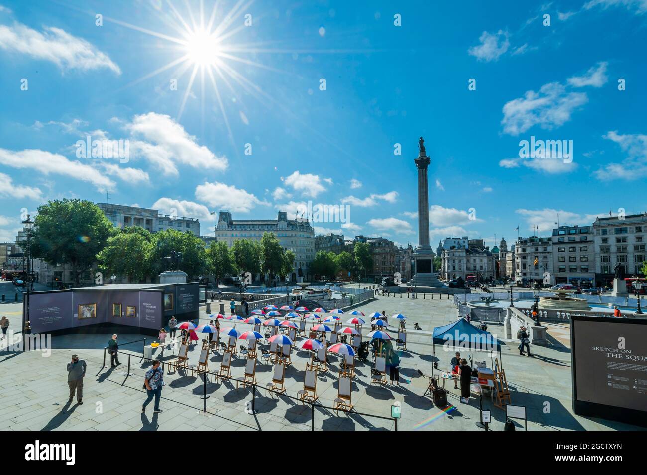 London, Großbritannien. August 2021. In einer Pop-up-Galerie im Freien werden neben Sketch on the Square über 20 Reproduktionen beliebter Meisterwerke der National Gallery gezeigt, die im Rahmen des Inside Out Festivals, einem Monat kostenloser, interaktiver Kunstveranstaltungen auf dem Trafalgar Square, Kunst im Freien bringen. Den ganzen August 2021 vor der Nationalgalerie, in Zusammenarbeit mit dem Stadtrat von Westminster. Kredit: Guy Bell/Alamy Live Nachrichten Stockfoto