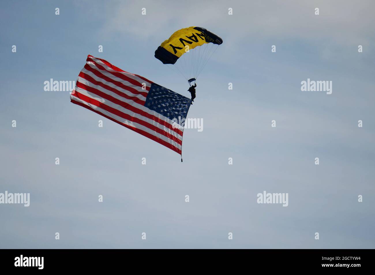 Ein Fallschirmspringer mit der Flagge der USA. Großer Preis der Vereinigten Staaten, Sonntag, 2. November 2014. Circuit of the Americas, Austin, Texas, USA. Stockfoto