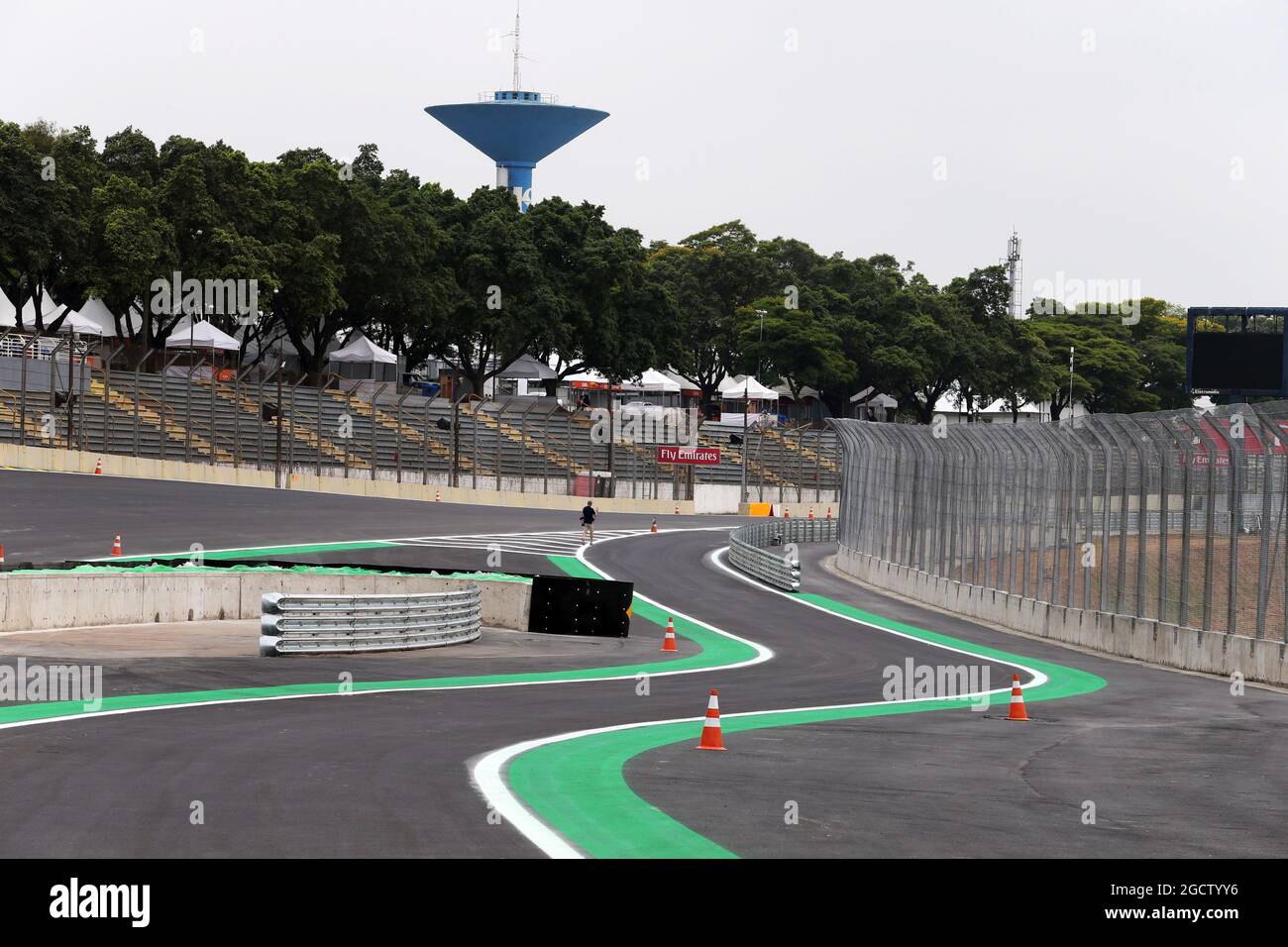 Neue Einfahrt in die Boxengasse. Großer Preis von Brasilien, Donnerstag, 6. November 2014. Sao Paulo, Brasilien. Stockfoto