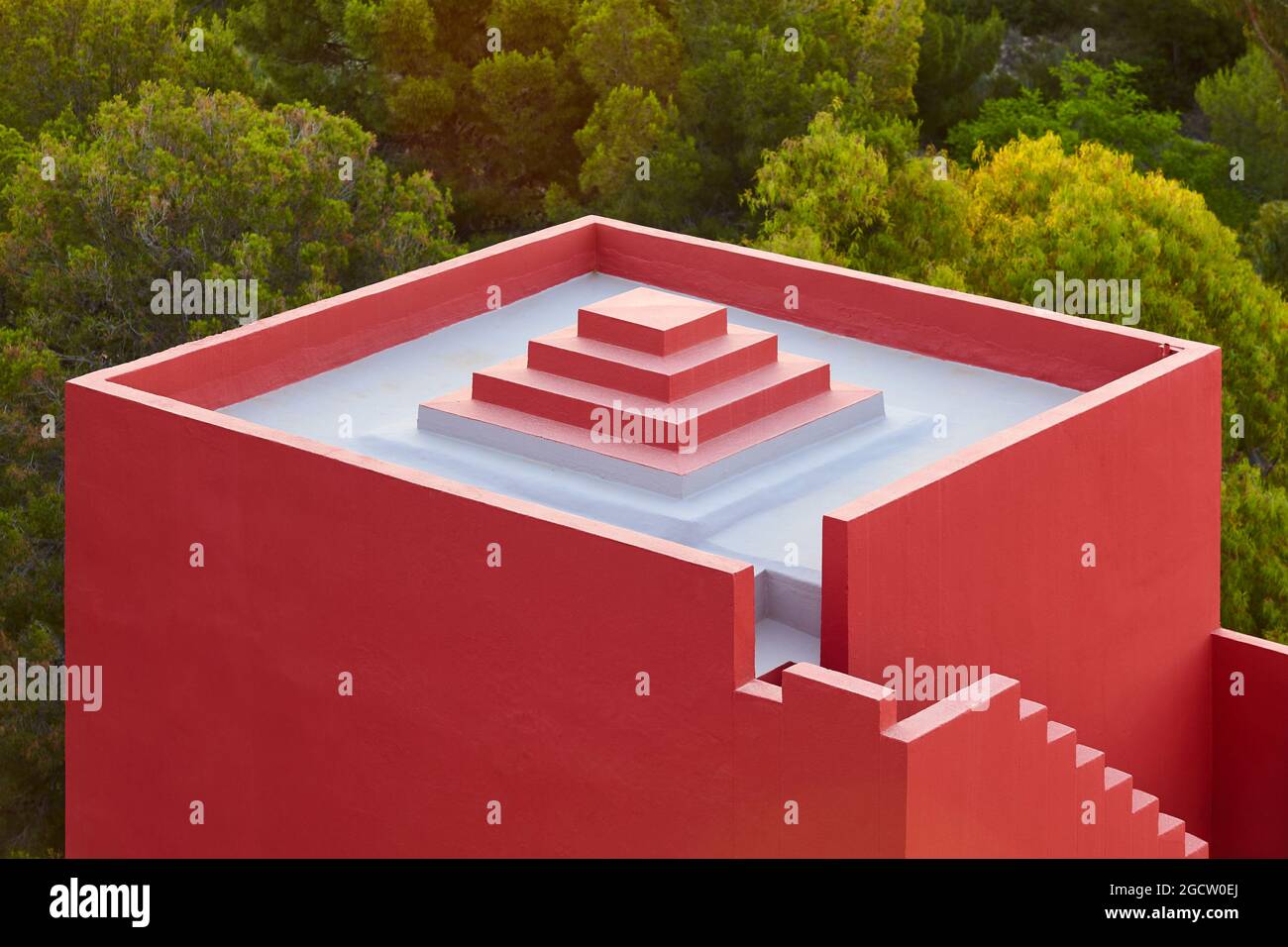 Geometrische Bauweise. Die rote Wand, La Manzanera. Calpe, Spanien Stockfoto